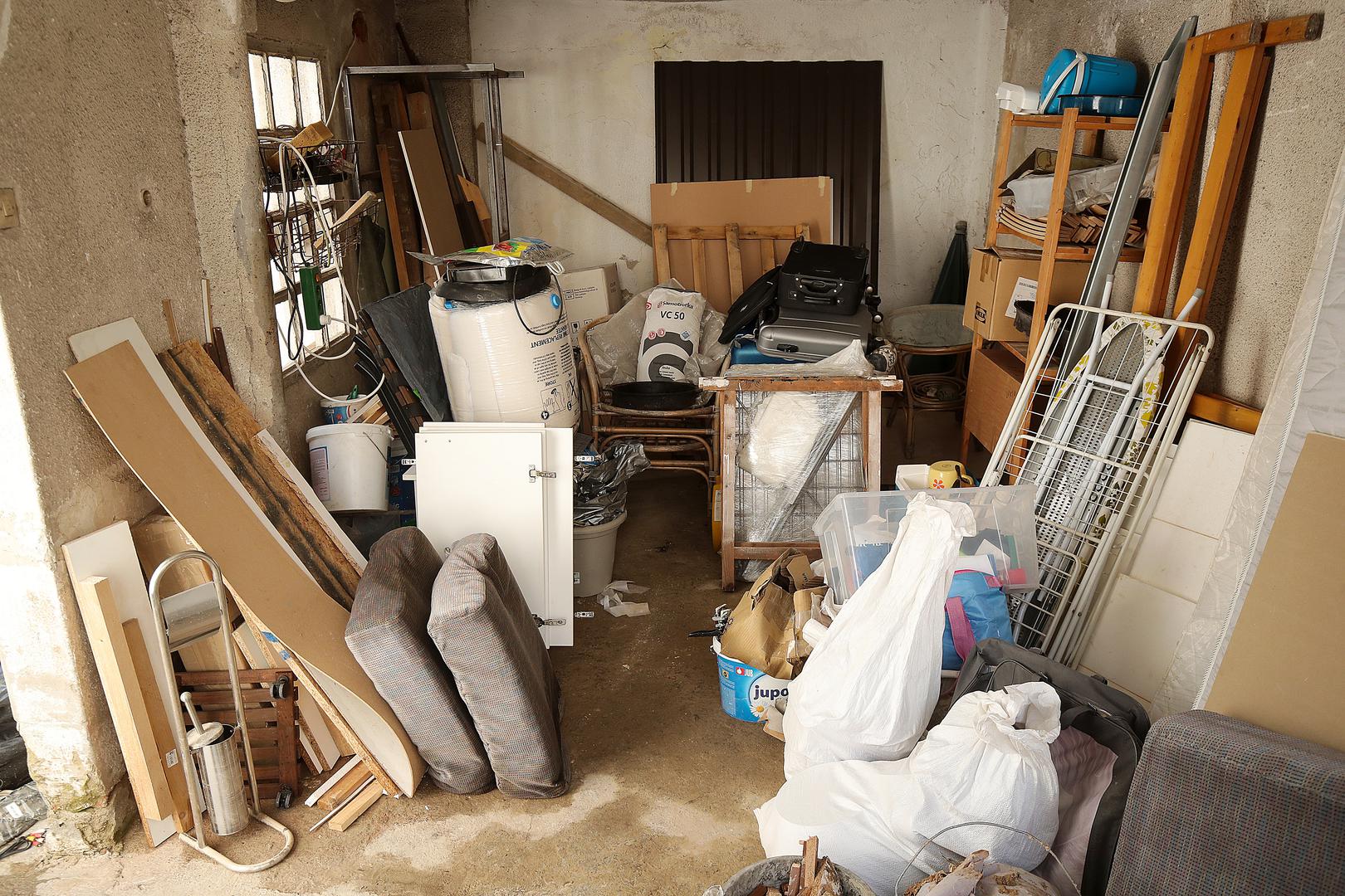 27.9.2021., Zagreb - Zbog puknute vodovodne cijevi u Selskoj ulici poplavljen je dio gradske cetvrti Tresnjevka sjever. Cijev je pukla ispred kucnog broja 173 u Selskoj ulici, gdje je nastala velika i duboka rupa. Podrumi, garaze i neka kucanstva u Selskoj i okolnim ulicama su poplavljena. Trenutno se sanira ostecenje vodovodne cijevi, pa je promet tim djelom Selske ulice zatvoren. Popisivaci bi kroz nekoliko dana trebali izaci na teren kako bi ustvrdili stetu na poplavljenim objektima. Photo: Goran Stanzl/PIXSELL