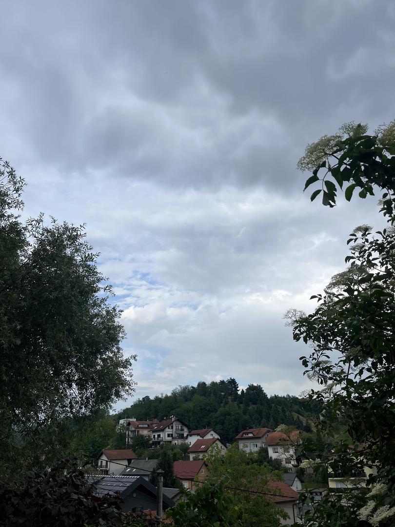 Fotografije čitatelja Večernjeg lista prikazuju naglu promjenu izgleda neba iznad grada – od djelomično vedrog u jutarnjim satima do gustog naoblačenja u poslijepodnevnim satima. 