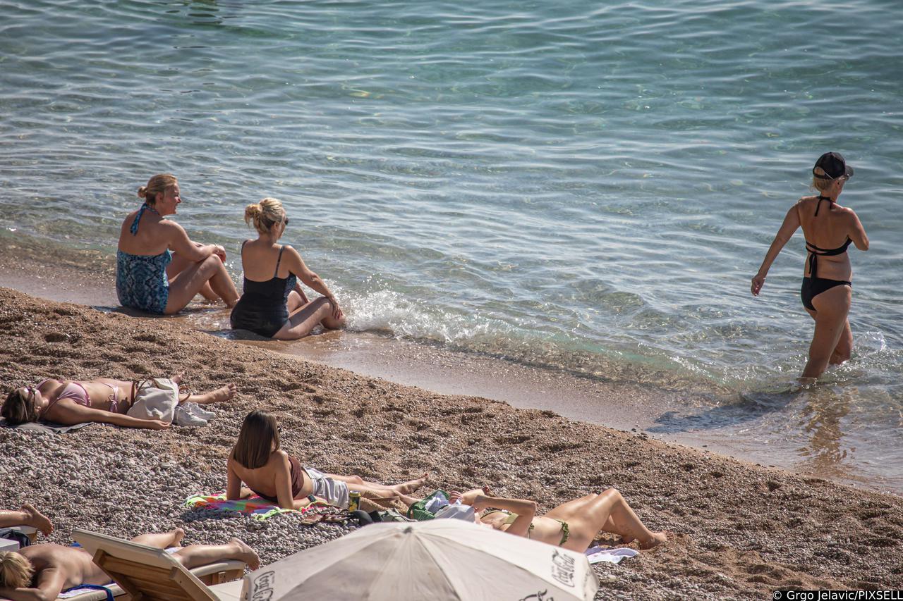 Dubrovnik: Plaža Banje i dalje puna kupača