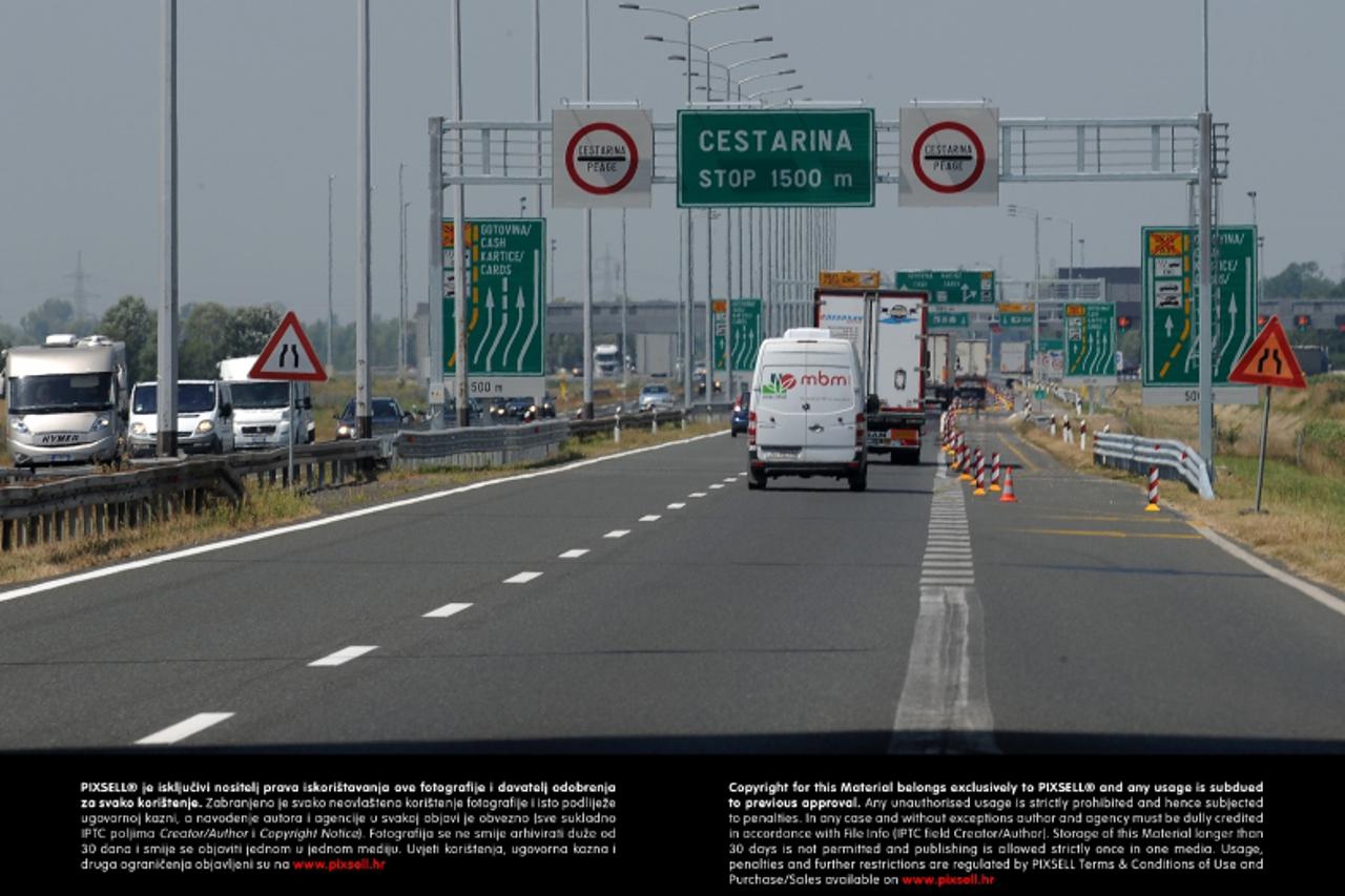 '07.08.2013., Zagreb - Zbog izgradnje trgovackog centra Ikea, naplatne kucice s naplatne postaje u Ivanjoj Reci preselile su se u Jezevo. Photo: Daniel Kasap/PIXSELL'