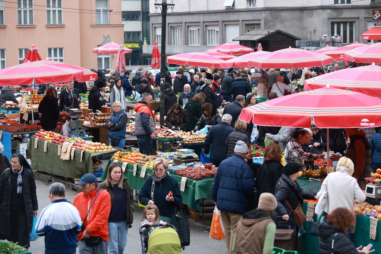 Zagreb: Ponuda na tržnici Dolac na Veliki petak
