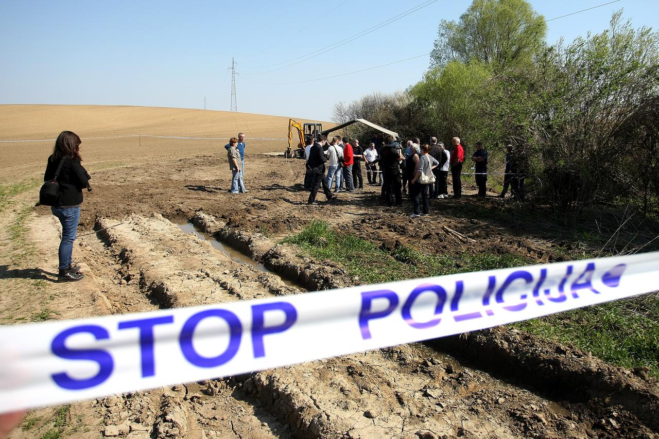 19.04.2013., Sotin - Ministar branitelja Predrag Matic sazvao izvanrednu konferenciju za medije. Tema izvanredne konferencije za medije je pitanje nestalih osoba. Obilazak dviju lokacija novih masovnih grobnica gdje su zakopani Hrvati. Photo: Davor Javoro