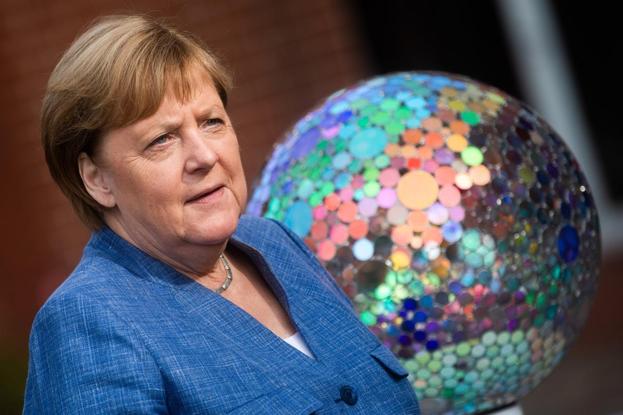 Chancellor Merkel visits laser optics company
