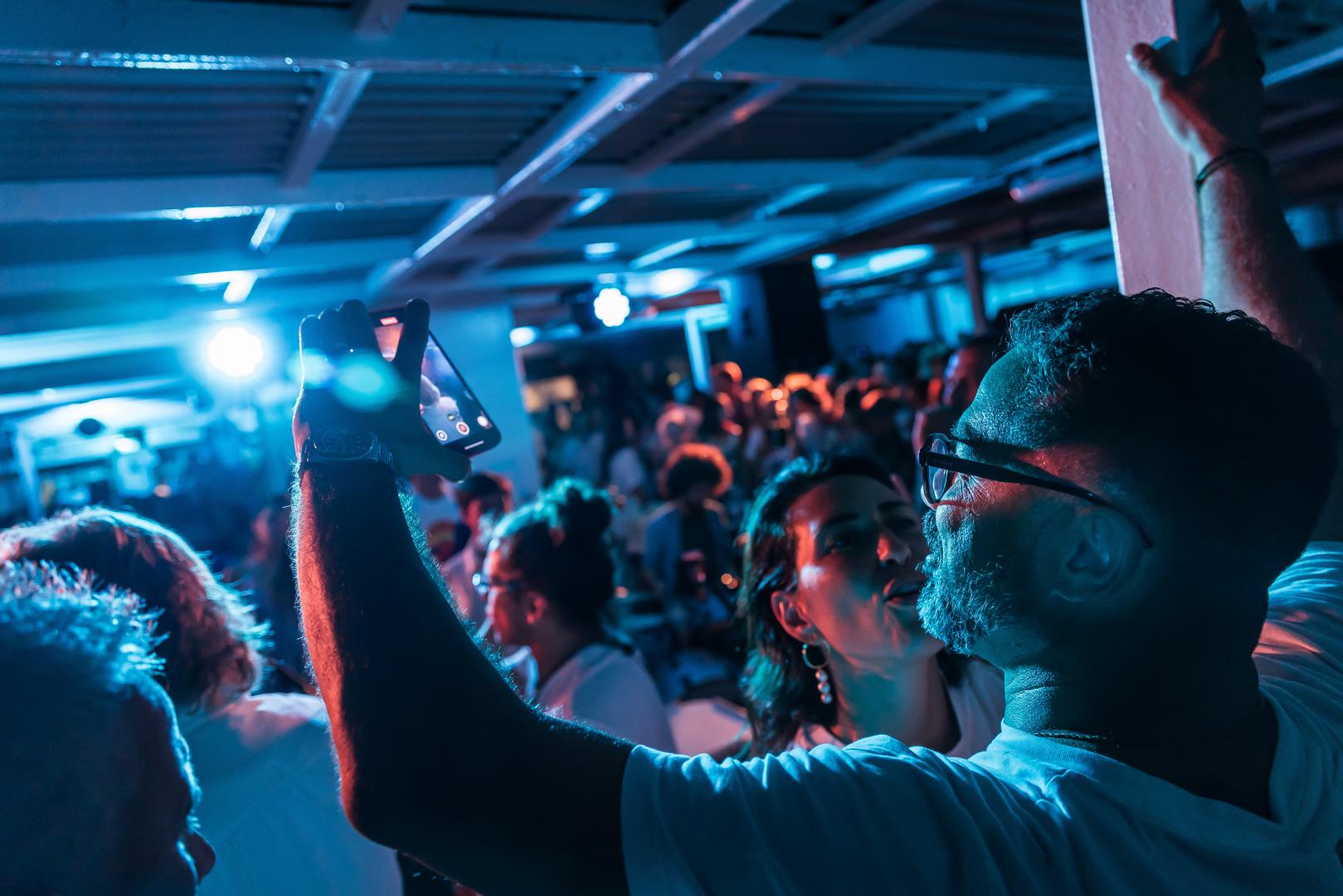 Među putnicima na brodu iz Splita za Korčulu, gdje se održava "Trag u beskraju" u sjećanje na Oliver Dragojevića, bila je i supruga Marka Perkovića Thompsona.