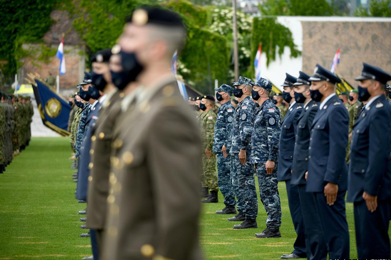 Svečano postrojavanje pripadnika Oružanih snaga RH na stadionu u Kranjčevićevoj