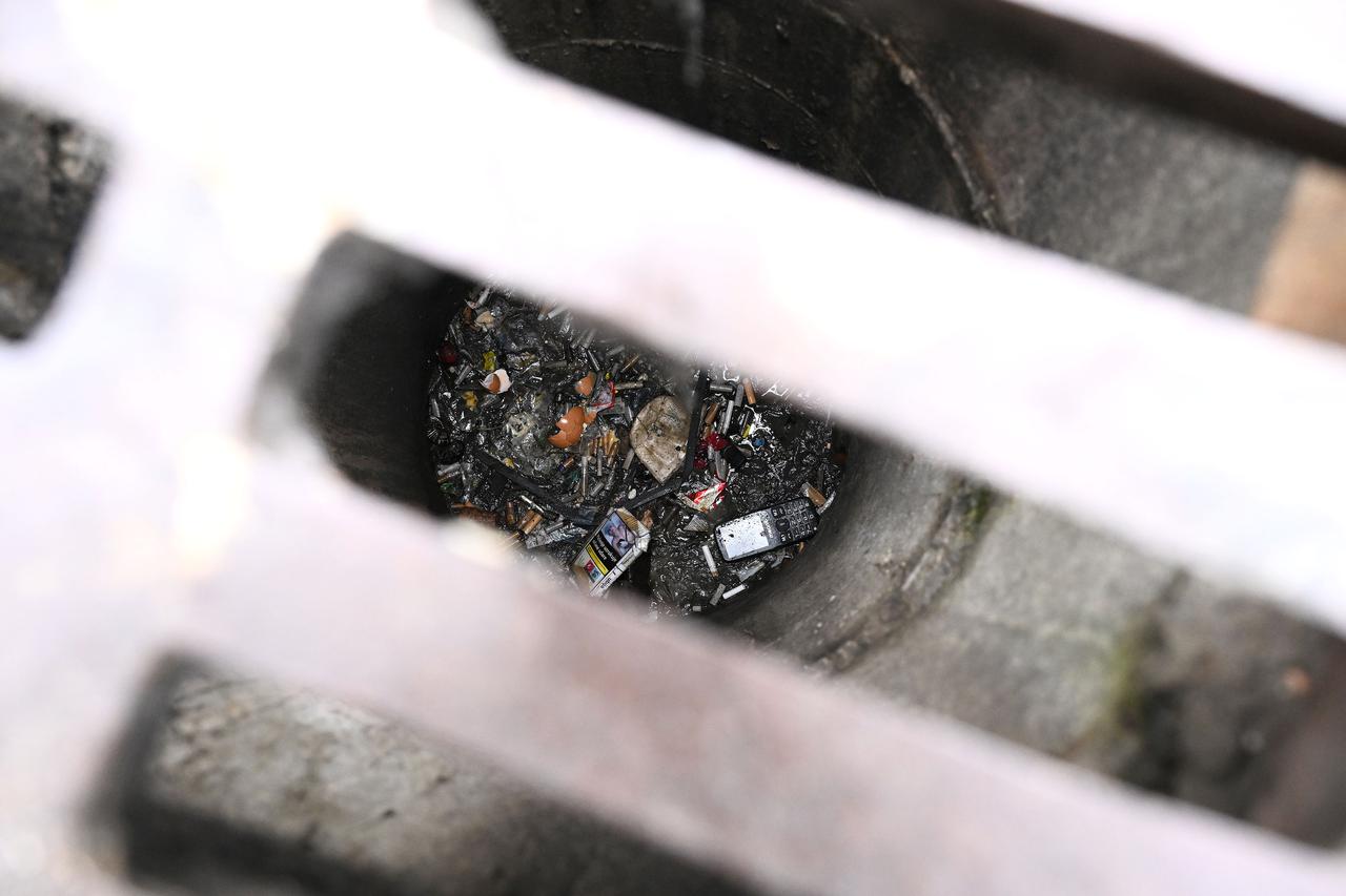 Zagreb: Mobitel u šahtu