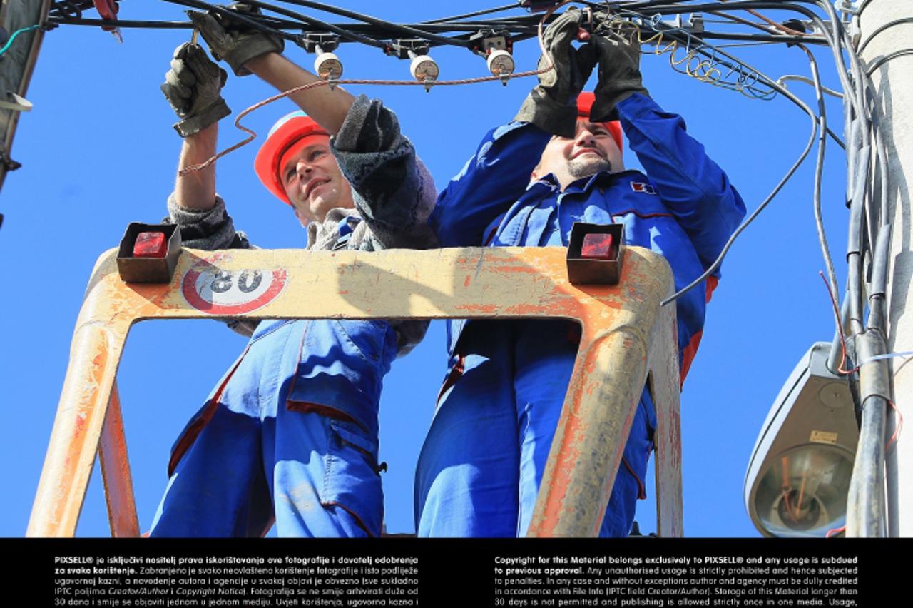 '15.10.2012., Koprivnica - Radnici koprivnicke ispostave HEP-a zavrsavaju strujnu mrezu kod prigradskog naselja Bakovcica, na koju ce se prikljuciti javna rasvjeta koju ce to prigradsko naselje napoko