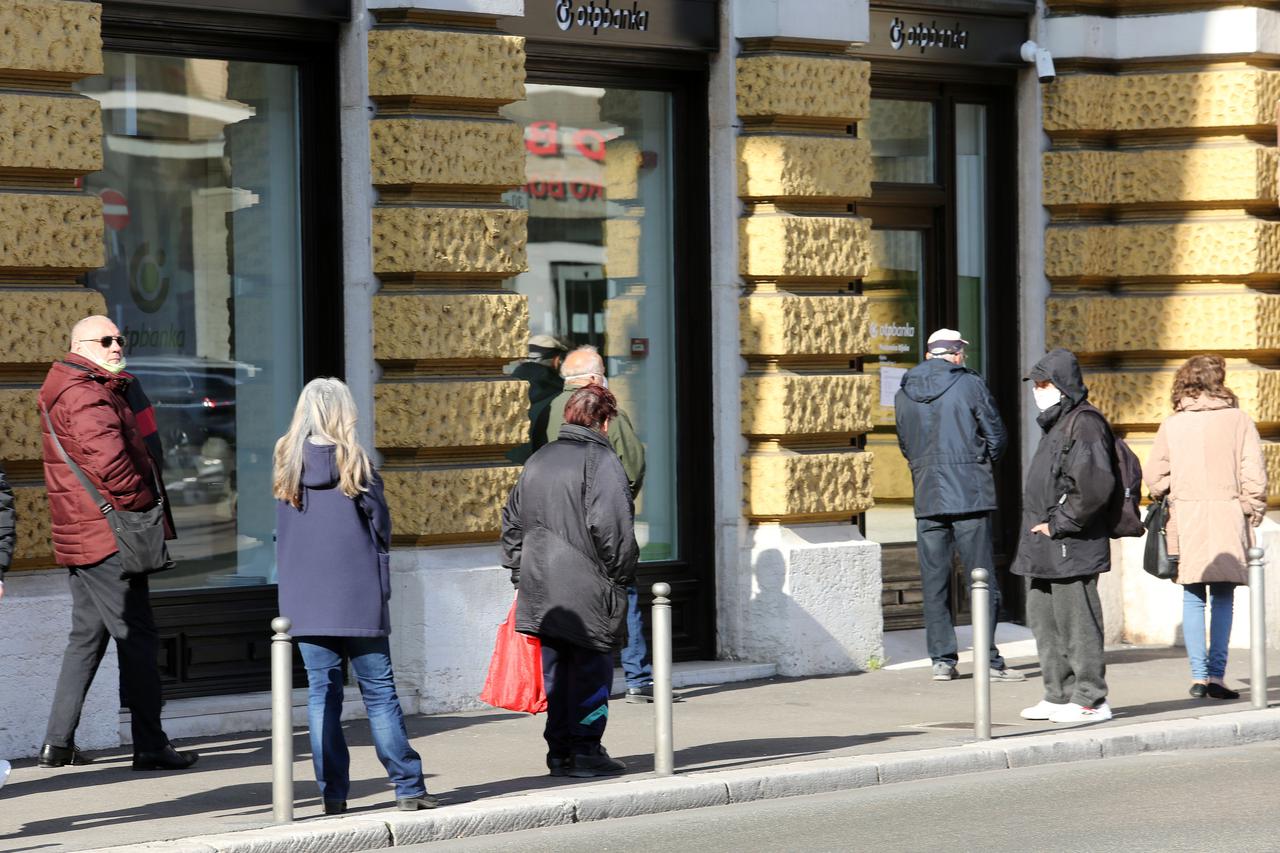 Rijeka: Građani čekaju u redu ispred banke