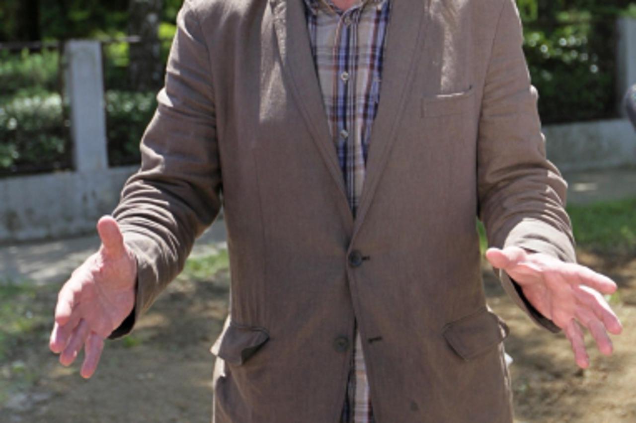 '14.06.2012., Koprivnica - Press konferencija clanova vodstva koordinacije braniteljskih udruga proizaslih iz domovinskog rata zbog, po njima, nezakonitog uklanjanja spomenika stradalim braniteljima 1