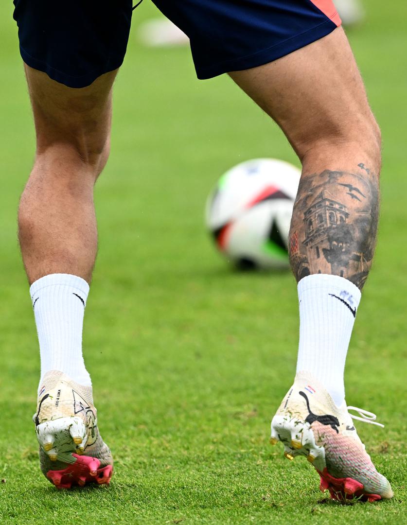 Na njoj se mogu vidjeti motivi triju gradova uz koje je posebno vezan. Vide se rodni Omiš, Split sa zvonikom crkve Sv. Duje i belgijski Brugge, u kojem je počeo proživljavati prve zvjezdane trenutke karijere