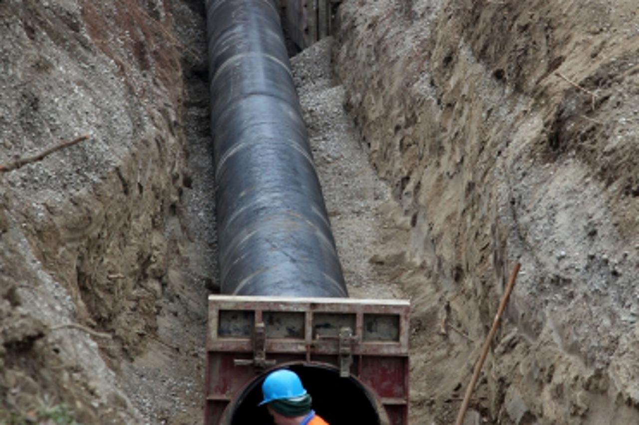 '11.01.2012., Zagreb - Na krizanju Sarajevske i Sajmisne ceste na snazi je privremena regulacija prometa zbog radova na zamjeni vodovodnih cijevi.   Photo: Patrik Macek/PIXSELL'