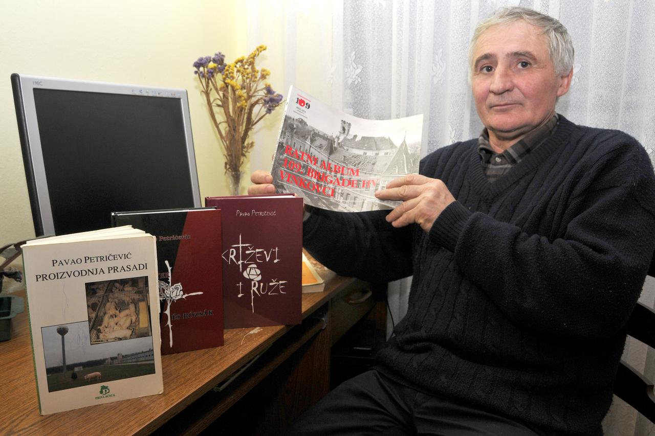 14.03.2012., Stari Mikanovci - Pavo Petricevic profesor matematike u obiteljskoj kuci u Starim Mikanovcima ima farmu svinja. Napisao je i knjigu o ekonomicnom uzgoju svinja. 