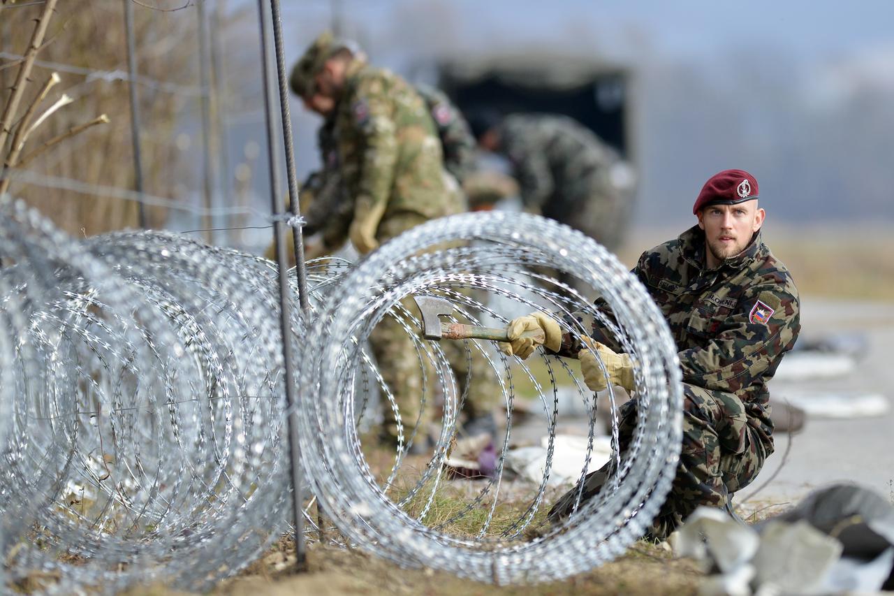 15.11.2015., Razvor - Slovenska vojska pocela je s postavljanjem bodljikave zice uz rijeku Sutlu na granicnom prijelazu Razvor - Polje pri Bistrici.  Photo: Marko Jurinec/PIXSELL