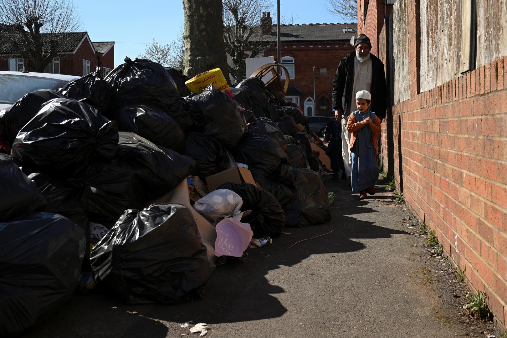 U četvrti Balsall Heath, vjetar se probija kroz pukotine u raspadajućim hrpama smeća, koje su postale utočište za štakore i miševe.
