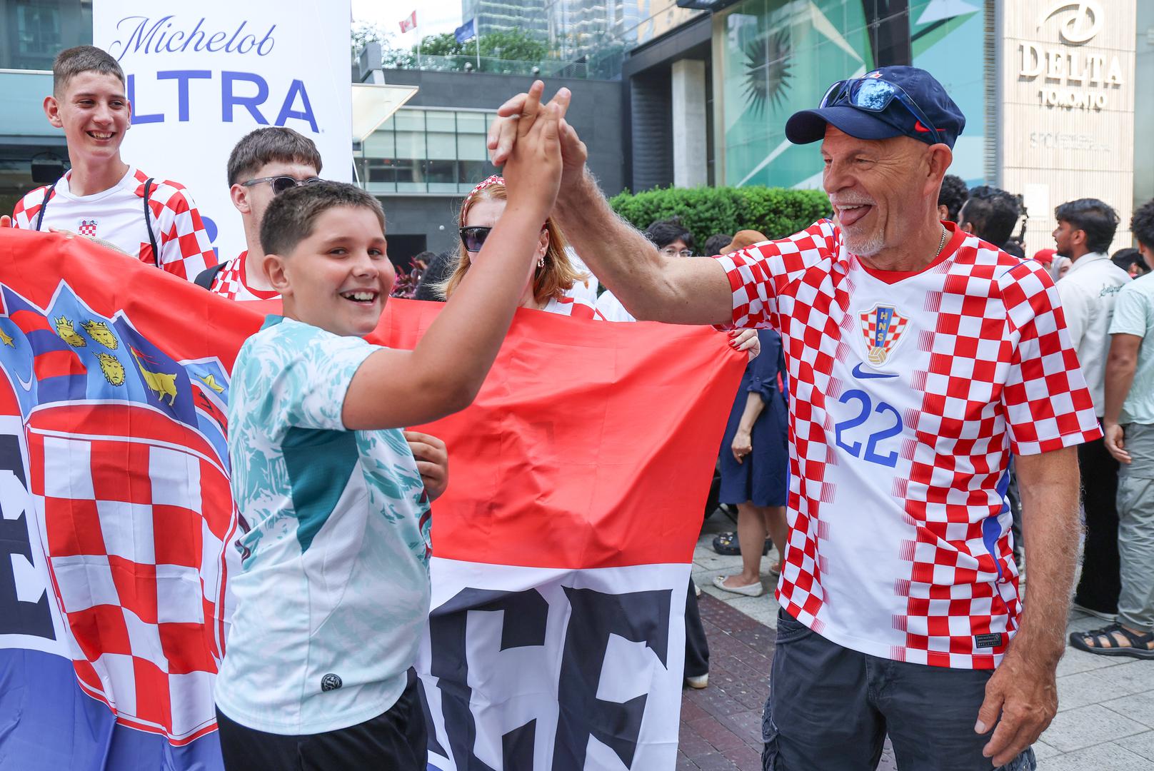 Riječ je o dvije reprezentacije koje su u posljednjih nekoliko godina više puta igrale međusobno tako da se igrači dobro poznaju, kao i navijači obje reprezentacije.
