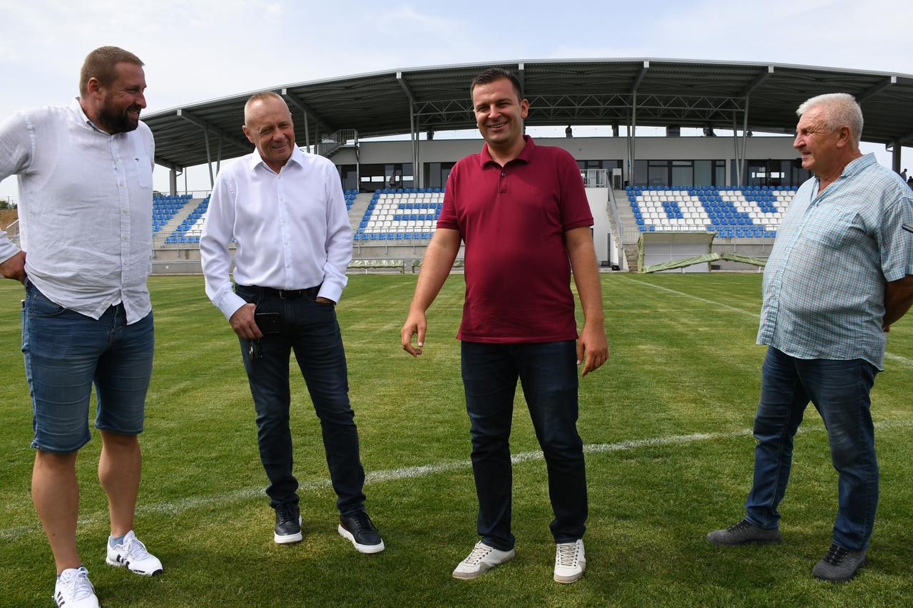 Povodom završetka radova na izgradnji Gradskog stadiona Bjelovar, gradonačelnik Hrebak održao je konferenciju te obišao stadion