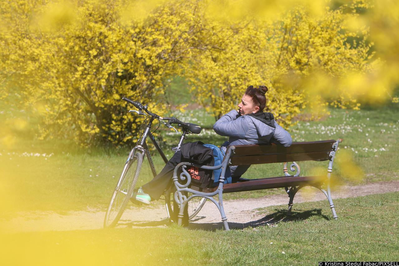 Sunčano vrijeme izmamilo građane u parkove