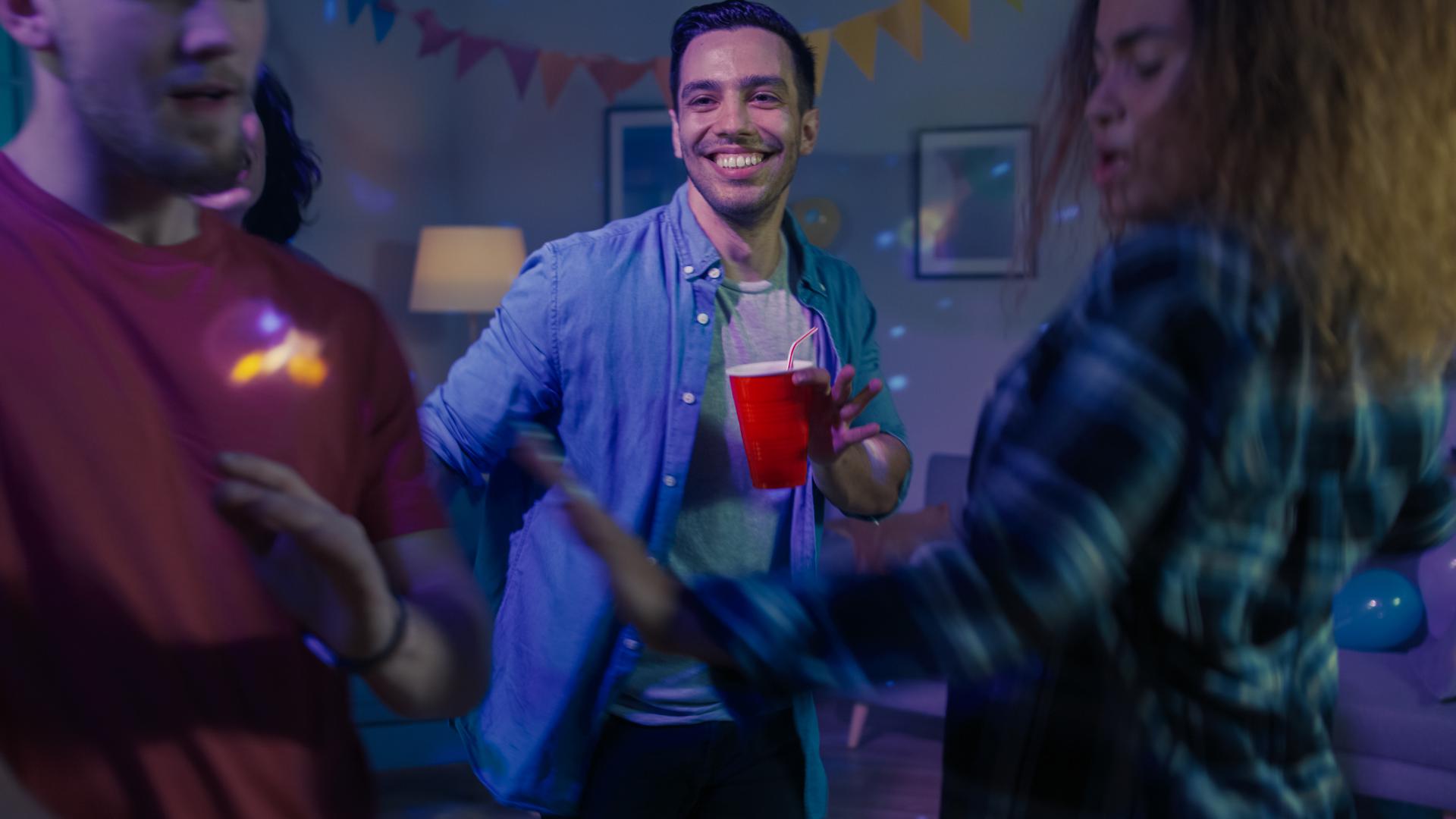 Djevica: Djevice rijetko gube kontrolu, ali kad popiju, njihova urođena sklonost kritiziranju dolazi do izražaja. Postaju još iskrenije nego inače, spremne udijeliti savjet o vašem životopisu, odjeći ili bilo čemu što smatraju da treba popraviti. Mogu postati i prilično sarkastične te psovati više nego inače. Ipak, često su i "mame" društva, pazeći da prijatelji ne naprave gluposti. Vole se smjestiti u miran kutak, maziti kućne ljubimce ili voditi ugodne razgovore kraj stola s grickalicama. 