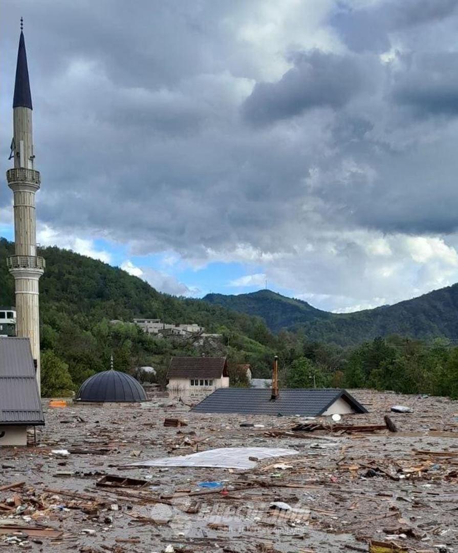 Dio puta ispod crkve voda je odnijela, blokiran je put prema Kiseljaku, brojna sela su odsječena, od Kojsine do Dmaća.

