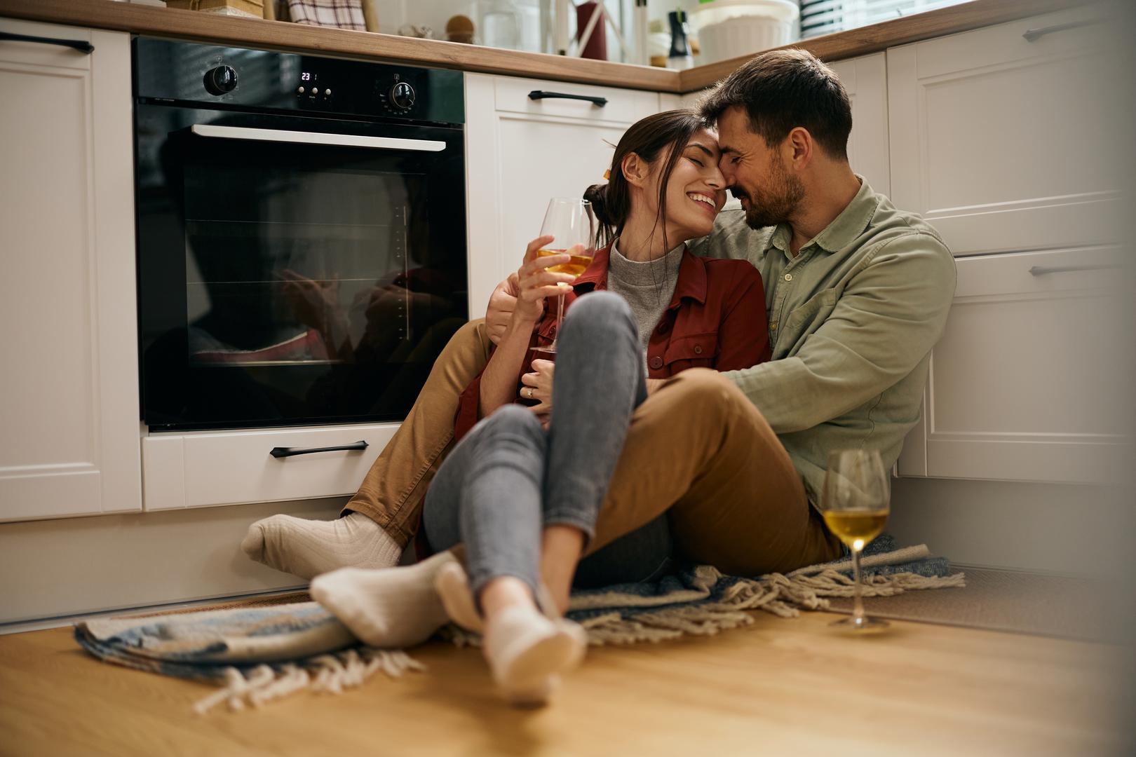 Lav: Dan je u znaku radosti, kreativnosti i romantike. Slijedite ono što vam donosi zadovoljstvo, a ne samo ono što je produktivno. Budite ranjivi i otvoreni u intimnim odnosima. Pun Mjesec stavlja fokus na prijateljstva i vaše snove te vam otkriva tko vas istinski podržava. Uživajte u plodovima svog rada.