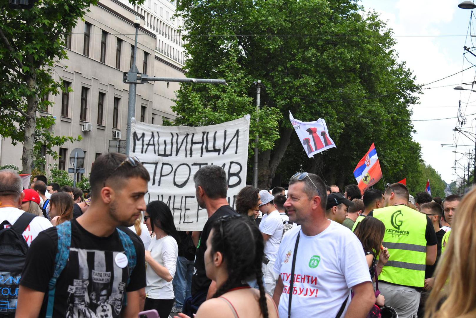 Istodobno, za skup "Srbija pobjeđuje" u takozvanom "Ćacilendu", u Pionirskom parku, pored kojeg je ured predsjednika Republike, pripremaju se i pristaše vladajuće Srpske napredne stranke i šefa države Aleksandra Vučića.