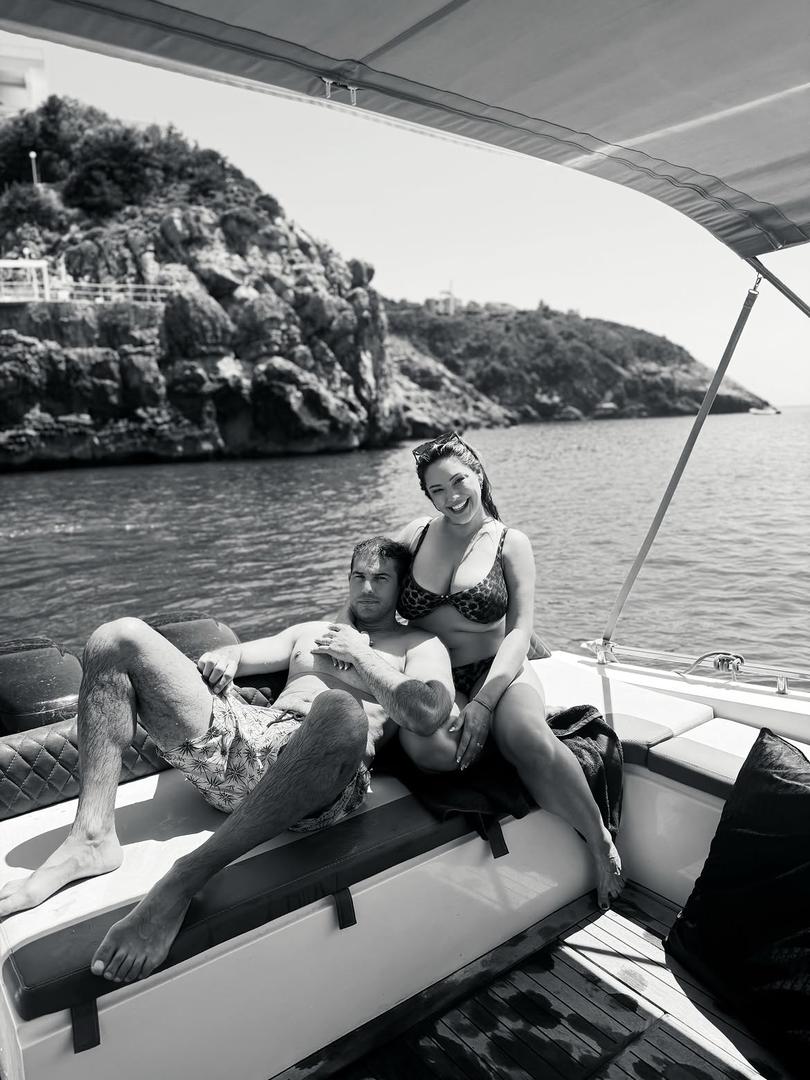 Par je na profilu svog brenda objavio i video s putovanja Amalfijskom obalom, prikazujući obiteljska druženja, vožnje brodom i uživanje u lokalnoj hrani.