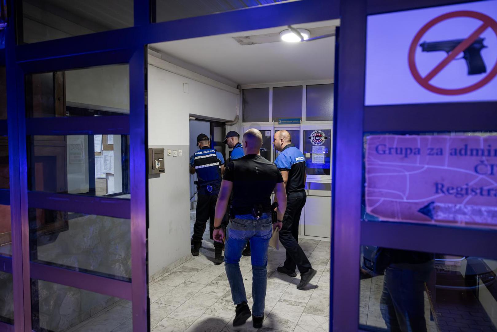 Državno tužiteljstvo Bosne i Hercegovine preuzet će slučaj jer se 31-godišnjeg poljskog državljanina tereti za oštećenje ili rušenje vjerskih objekata. Za to je kazneno djelo predviđena kazna od šest mjeseci do pet godina zatvora.