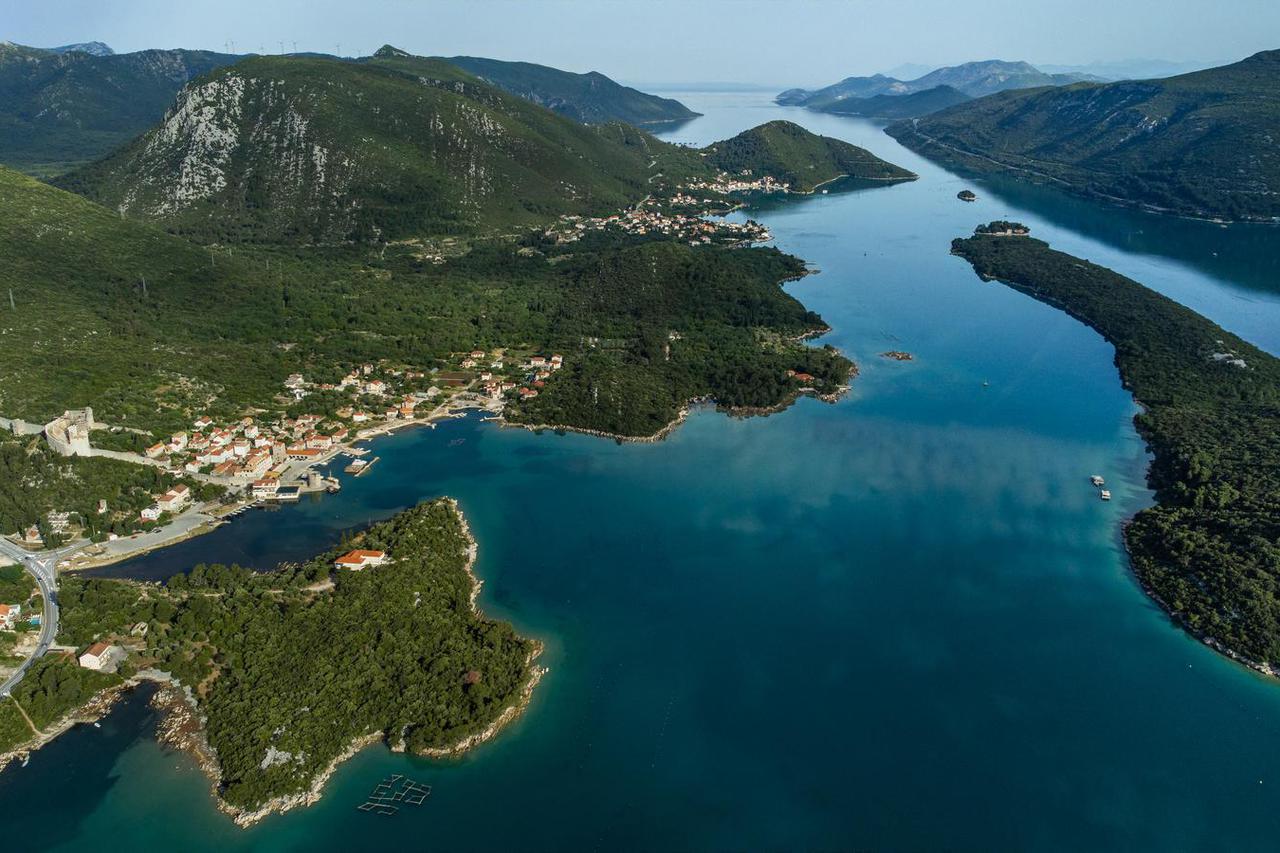 Naselje Mali Ston snimljeno iz zraka