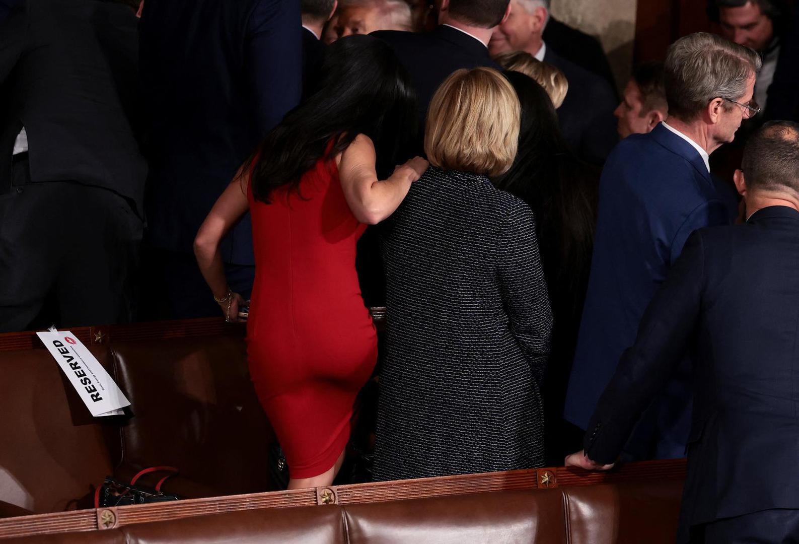 Naime, zastupnica Lauren Boebert pala je kada je pokušala sići sa sjedala na kojem je stajala.