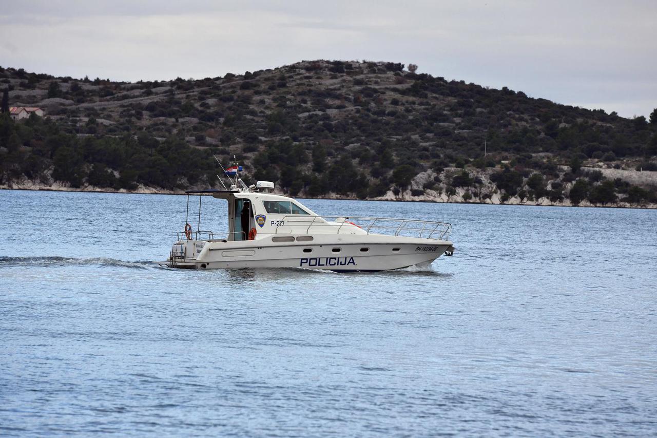 Šibenik: Brod pomorske policije u kanalu Sv. Ante
