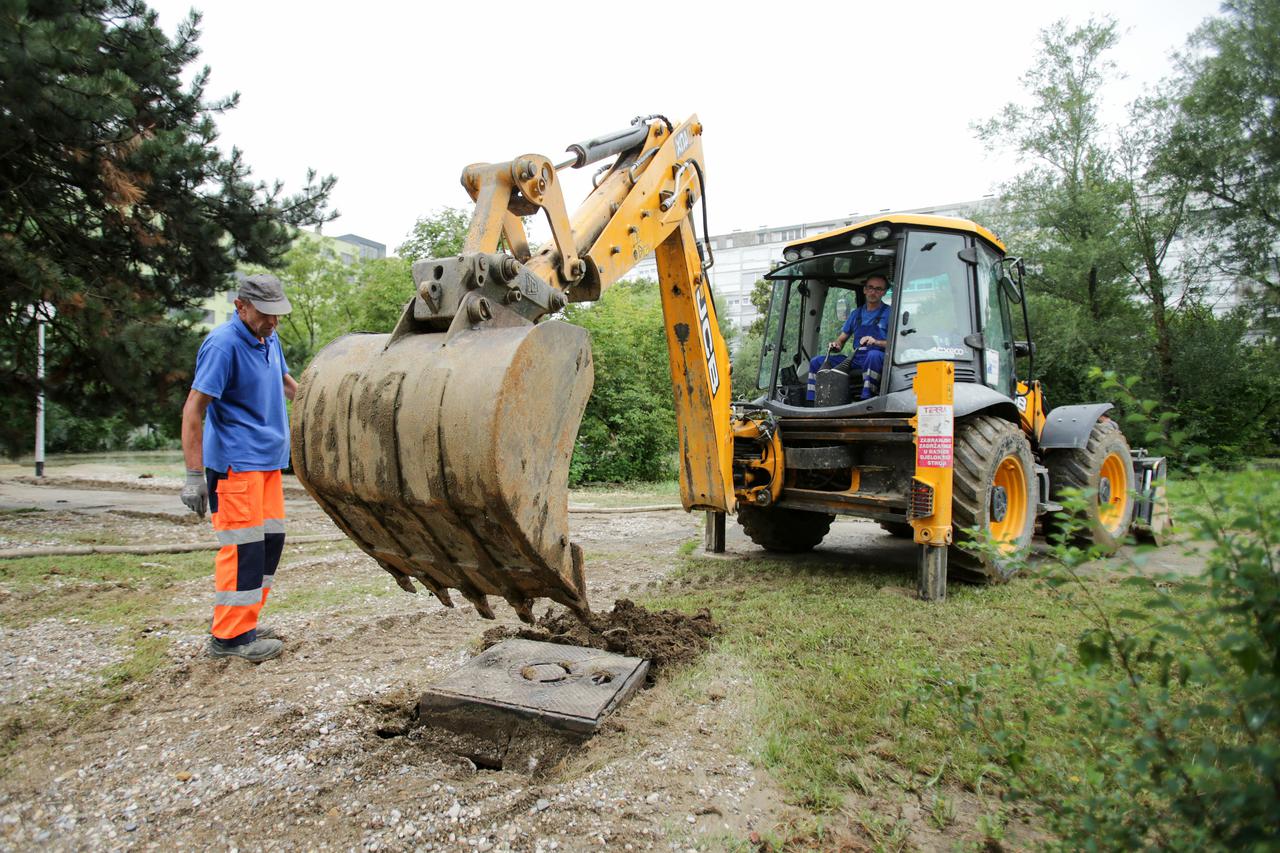 Novi Zagreb bez vode - Poplavljen dio Sarajevske zbog puknuća vodovodne cijevi