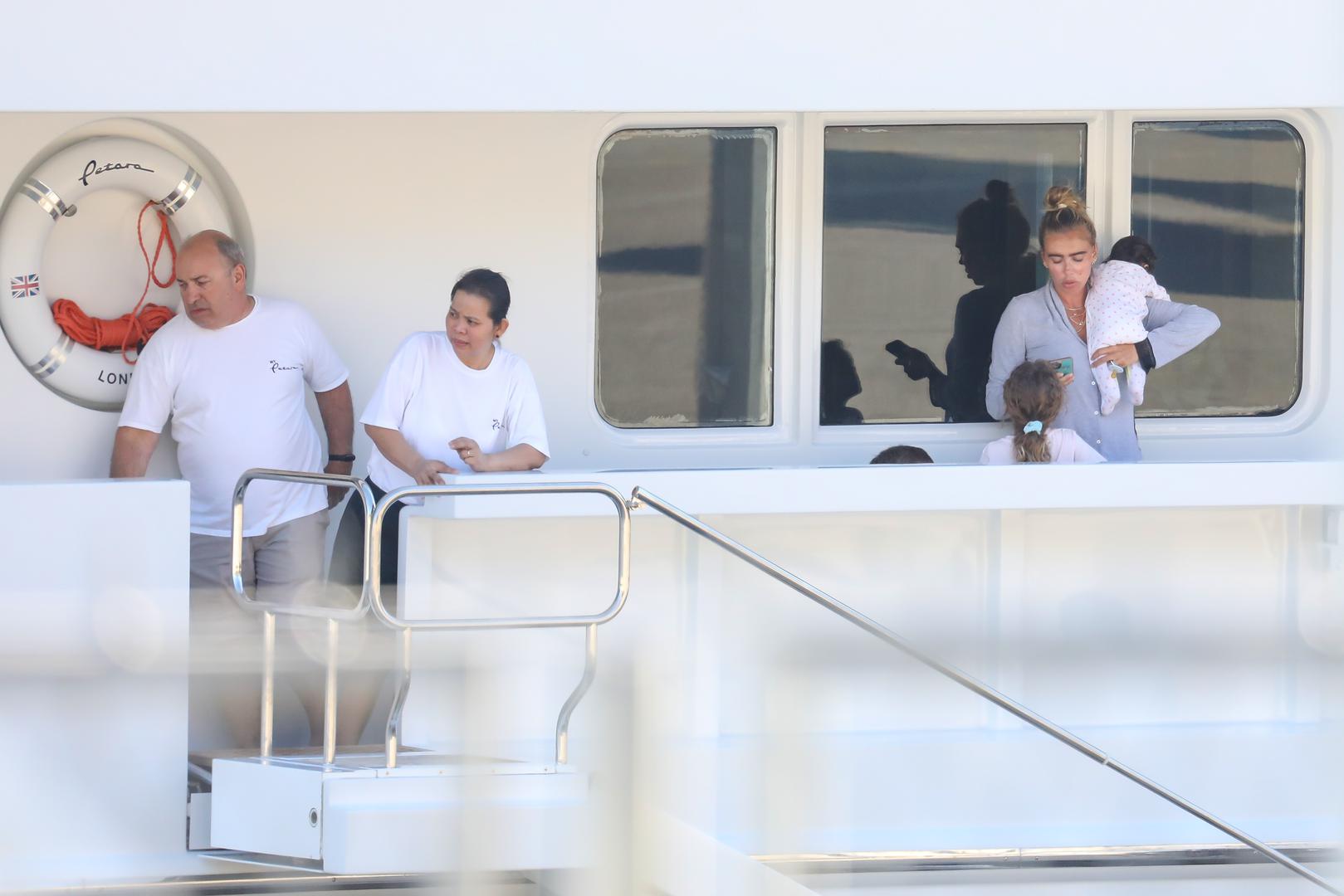 "Dobili smo prekrasnu curicu prije nekoliko tjedana. Hvala svima na lijepim željama. Majka i moja kćer su dobro. Tek treba vidjeti svijet, ali rekao sam joj da će ga vidjeti jednog dana ako će se lijepo ponašati", napisao je početkom svibnja na Instagramu ponosni otac. 