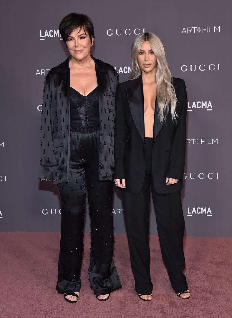 Kim je došla u društvu svoje mame i menadžerice Kris Jenner, a Kim je kao i obično modnom kombinacijom ukrala pažnju. Naime dame su bile usklađene i obje su nosile trendi crne široke hlače i sako. 