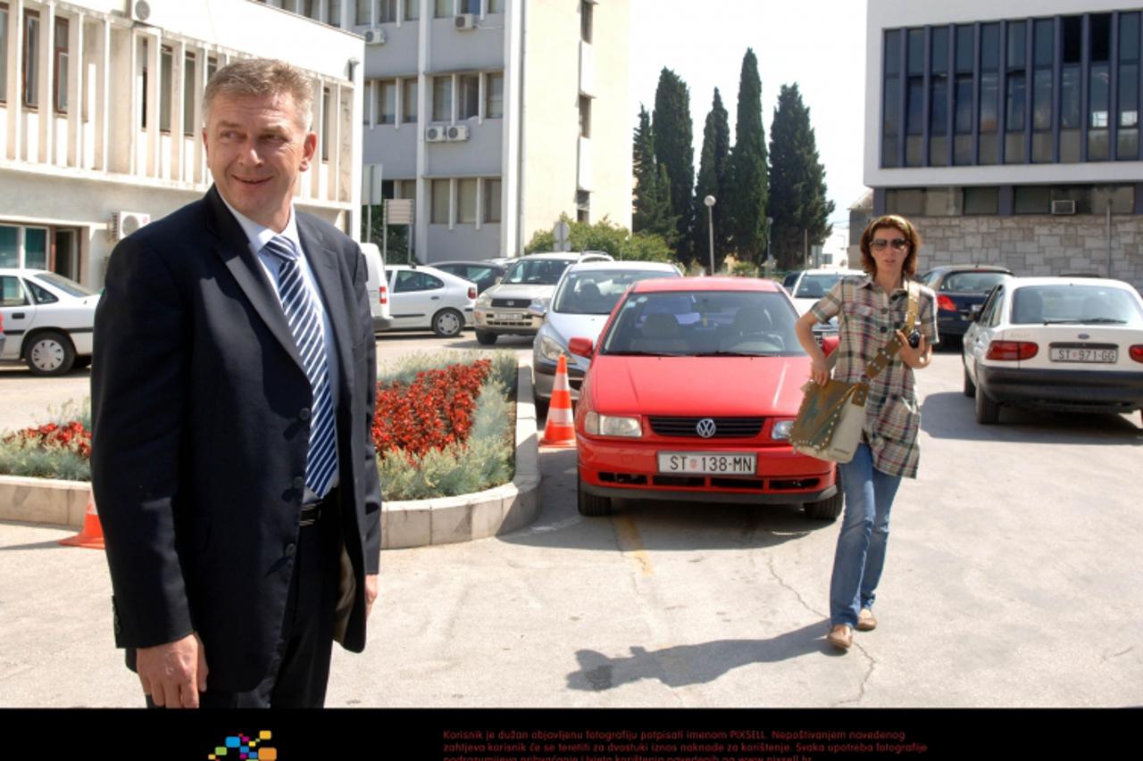 '22.5.2009., Split - Ranko Ostojic, kandidat SDP-a za gradonacelnika Splita, dao je uzorak kose u svrhu testiranja na drogu. Photo: Tino Juric/Vecernji list'