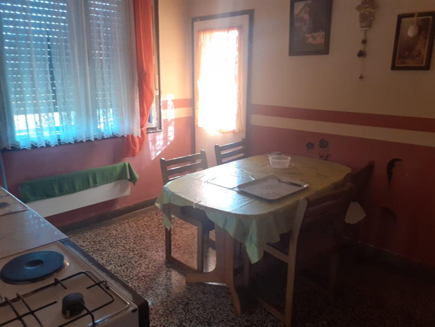 Prema oglasu, stan je renoviran je 2010. godine. Peć na drva je glavni sustav grijanja, uz dodatni izvor koji nije specificiran.