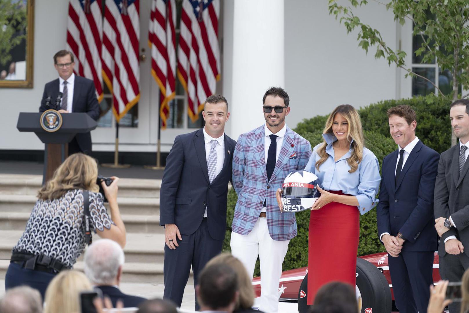 Nije riječ o osobito prisnom ili spontanom pokazivanju nježnosti, ali je bilo vrlo jasno da se pred kamerama predstavljaju kao par.  Trump je nakon dolaska prepustio pozornicu supruzi, umjesto da pokušava preuzeti središnju ulogu. U njezinu ponašanju nisu primijećeni znakovi koji se često povezuju s nervozom ili nesigurnošću - poput vrpoljenja, dodirivanja lica ili kose, namještanja odjeće ili traženja potvrde od ljudi oko sebe. 