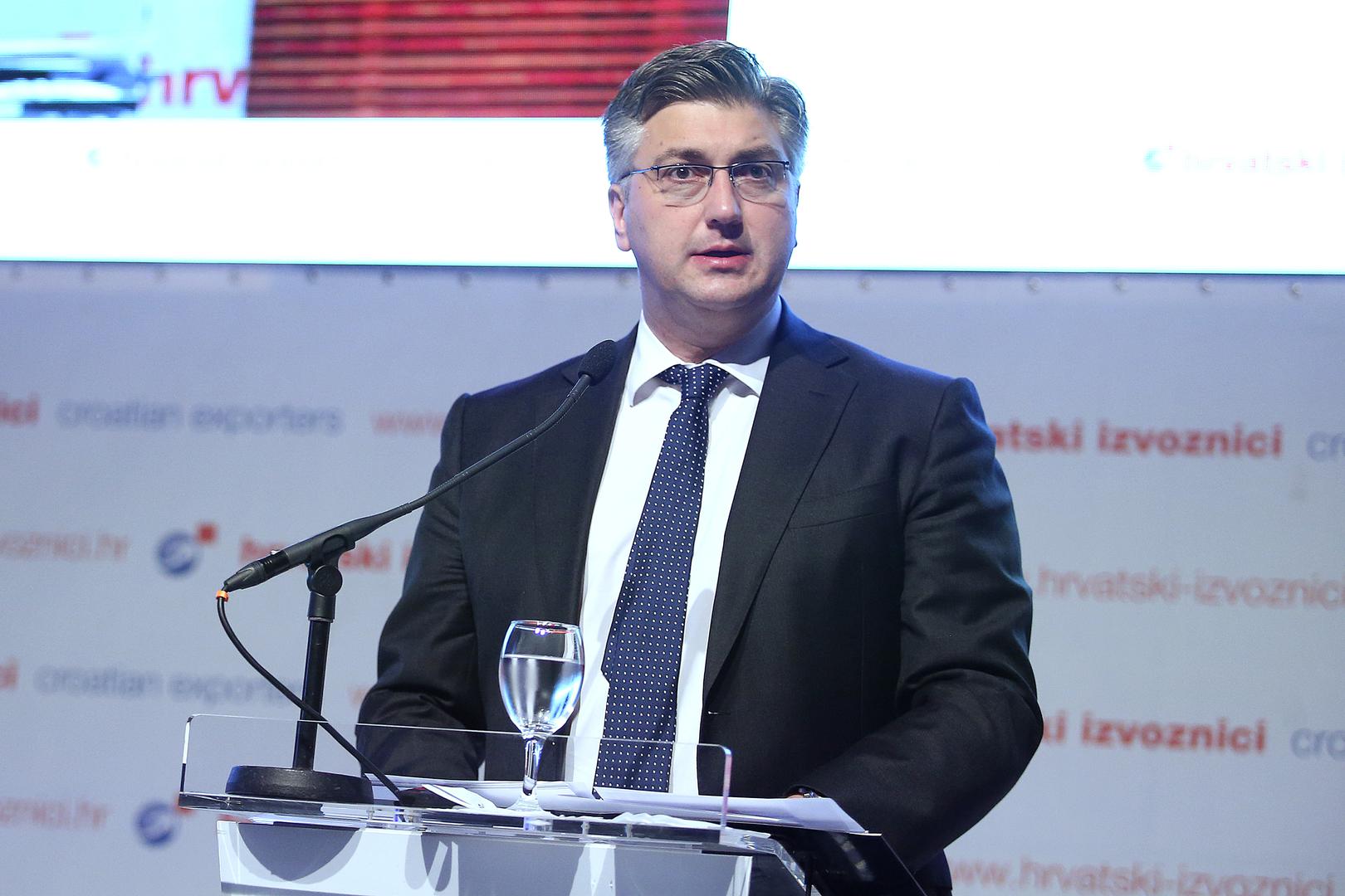 „Desetljeće njegova vodstva obilježili su politička stabilnost, ostvareni strateški ciljevi, veliki razvojni iskoraci za Hrvatsku i snažno pozicioniranje Hrvatske u EU, NATO-u i na globalnoj sceni”, objavio je HDZ na društvenim mrežama.