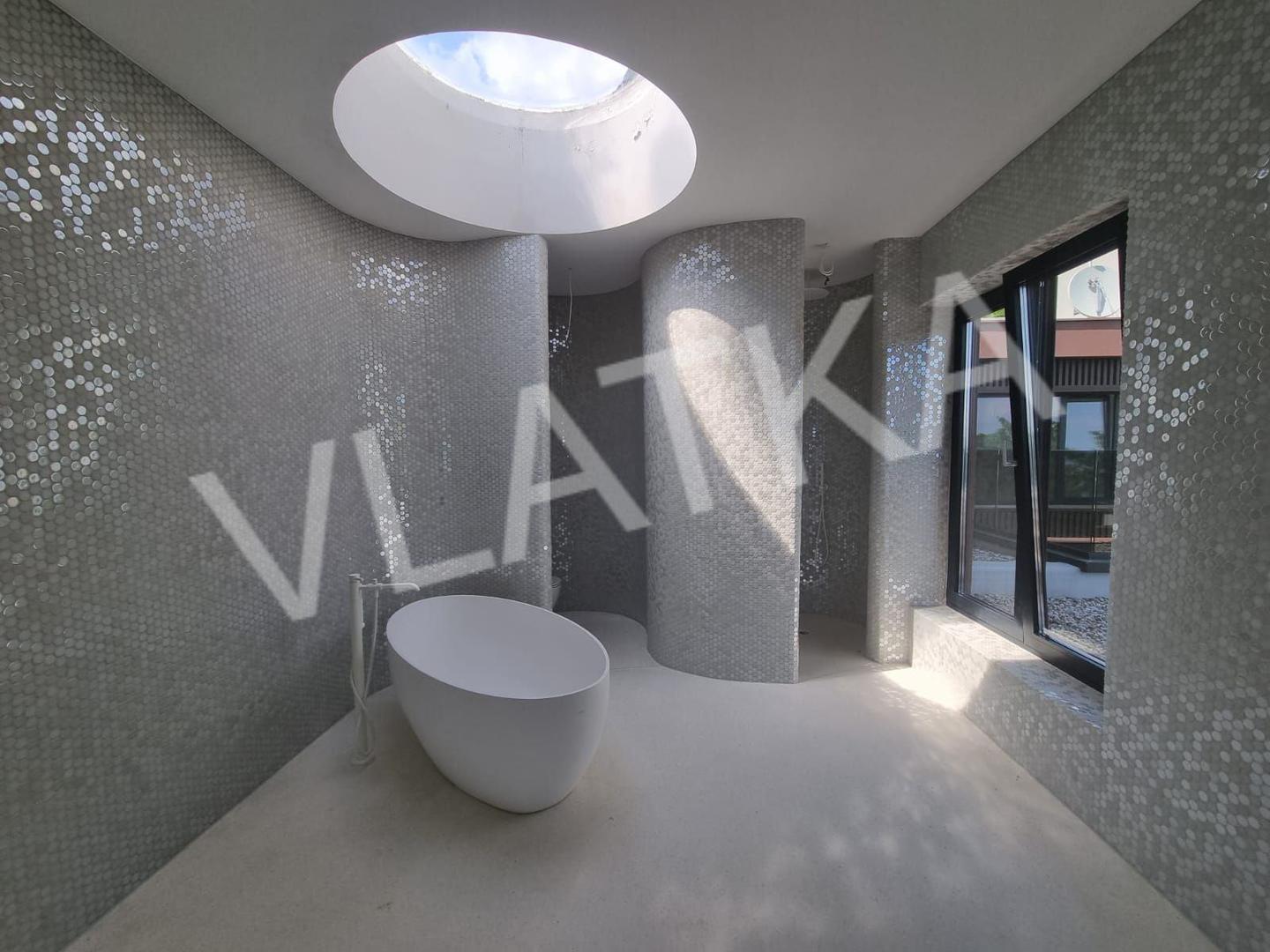 Novi podovi od terazzo pločica u boji bjelokosti, vanjske terase u ispranom kuliru, nova stolarija, 12 cm vanjske izolacije s alufasadom, nova keramika i hidroizolacija samo su dio onoga što ovu vilu čini izuzetnom. 