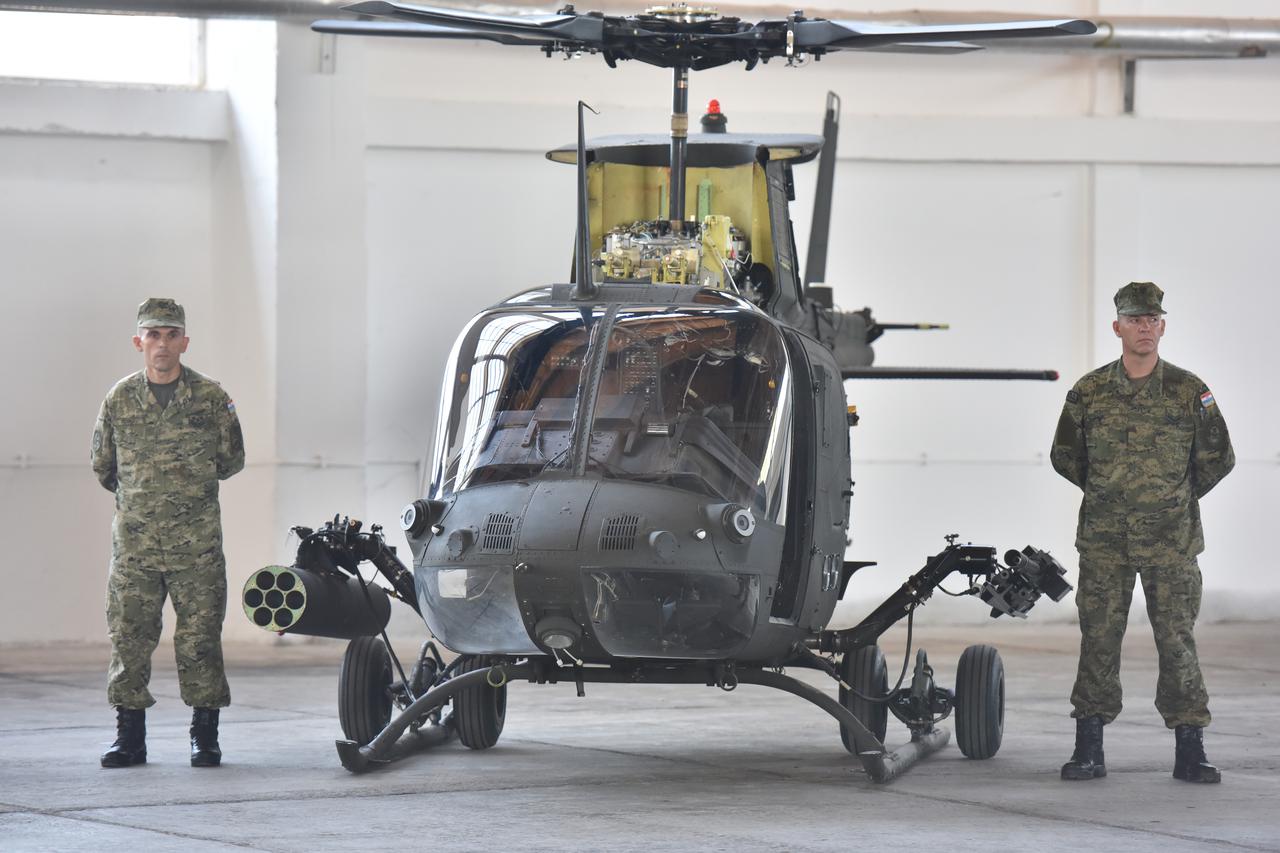 10.08.2016., Zadar - U 93. Zrakoplovnoj bazi Zemunik jutros je odrzana svecana prezentacija helikoptera OH-58D Kiowa Warriors. Rijec je o helikopterima iz projekta opremanja Oruzanih snaga RH izvidjacko borbenim helikopterima kroz potporu Vlade i Oruzanih