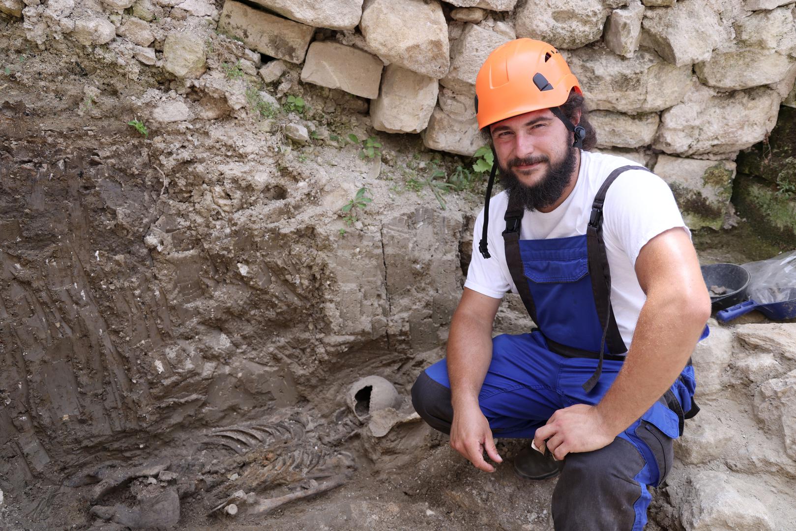 Lokalitet je posebno vrijedan jer je Pakrac u srednjem vijeku bio važno sjedište viteških redova, najvjerojatnije ivanovaca, a moguće i templara. Među najznačajnijim nalazima su ostaci drvene ograde iz 13. stoljeća, koja bi mogla biti najstarija tako dobro očuvana srednjovjekovna ograda groblja u Europi.

