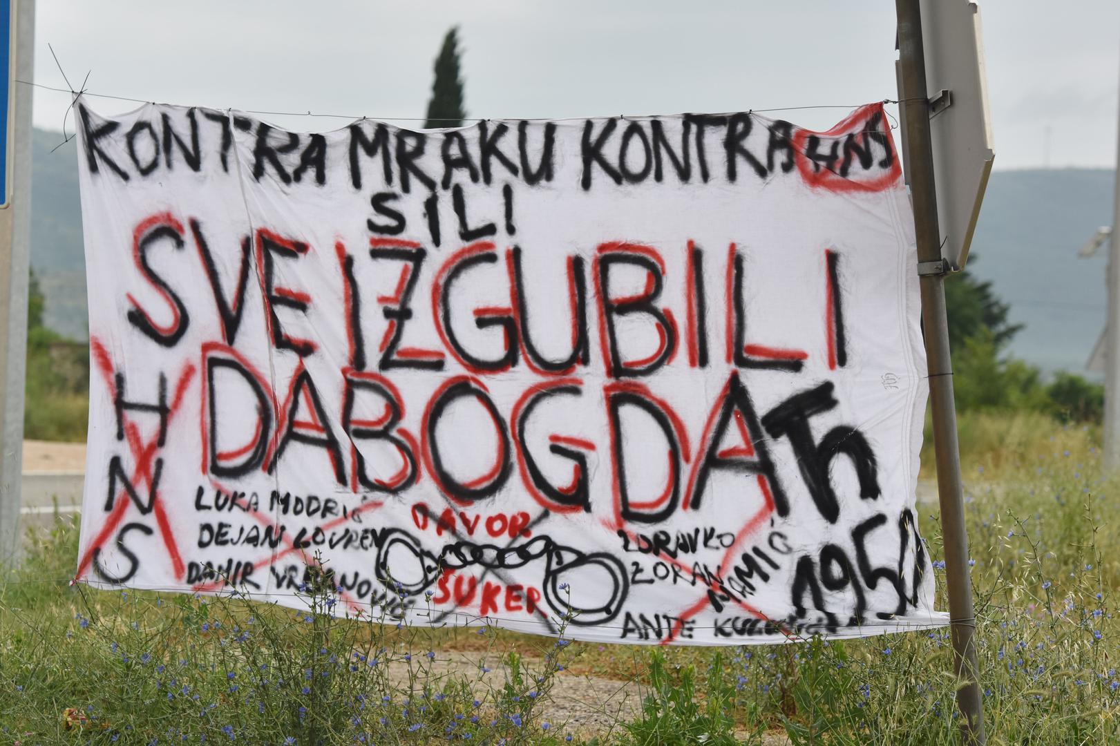 Na transparentu piše "kontra mraku, kontra sili" što je parola Torcide
