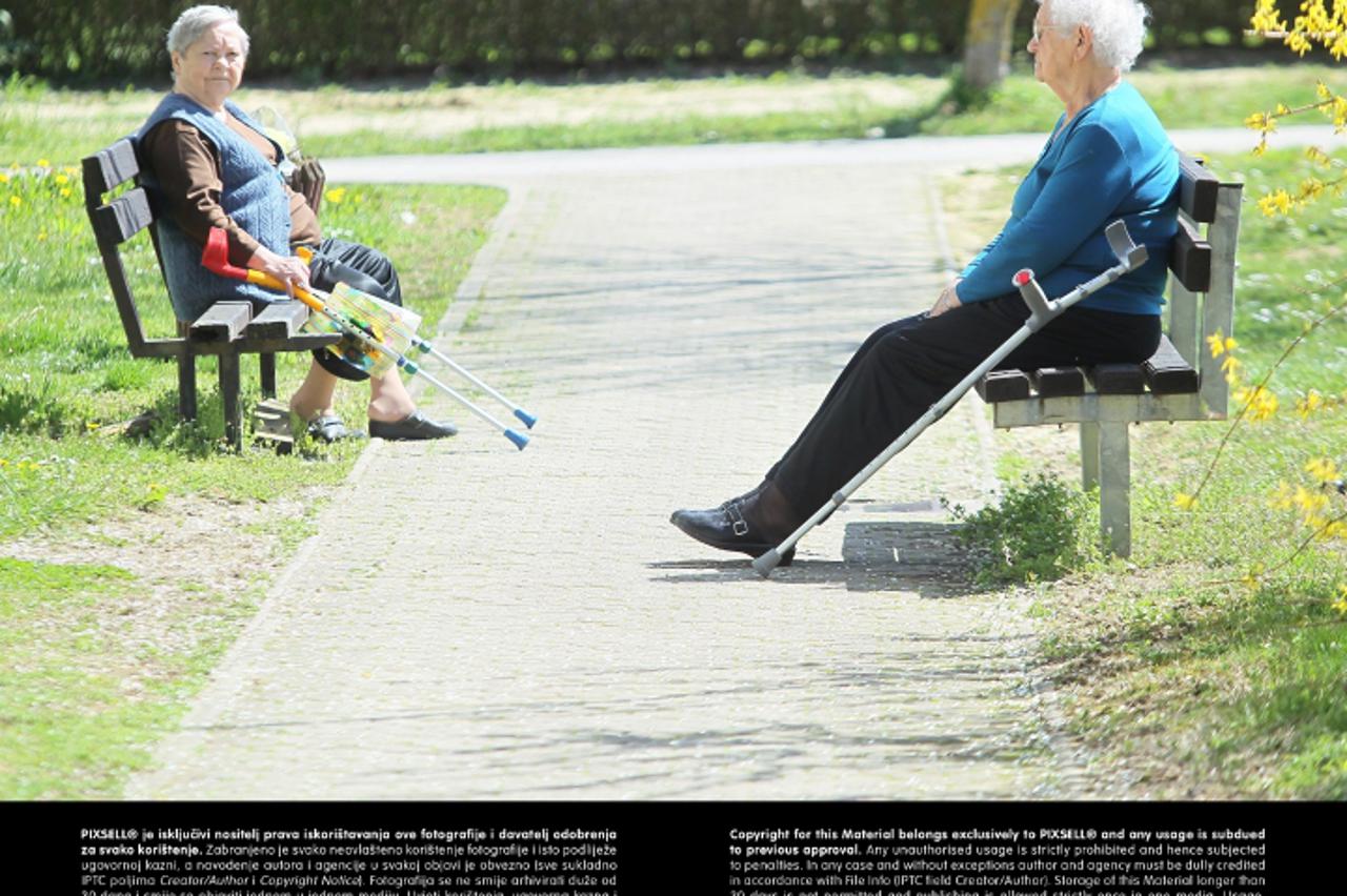 '16.04.2013., Koprivnica - Umirovljenici smjesteni u Domu za starije i nemocne osobe Koprivnica rekreiraju se i uzivaju na suncu. Photo: Marijan Susenj/PIXSELL'