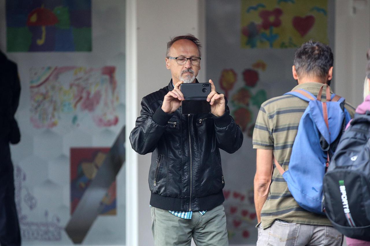 Ispred OŠ u Krapinskim Toplicama stoje zaštitari zbog nekolicine roditelja koji su bili bez maski