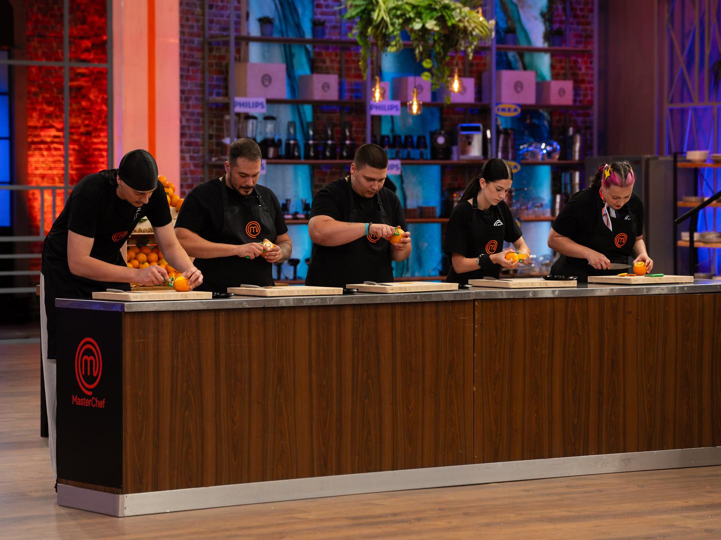 Nakon što su Andrea i Miro izborili sigurnost u prvoj fazi stres testa, borbu za ostanak u MasterChefu nastavili su Marija, Marko i Jakov. U drugoj fazi čekao ih je zahtjevan slastičarski zadatak – repliciranje deserta bivše MasterChef kandidatkinje Željke Bleuš. Njezin dolazak posebno je razveselio Mariju: „Ona mi je bila jako draga jer je isto s otoka.“ 