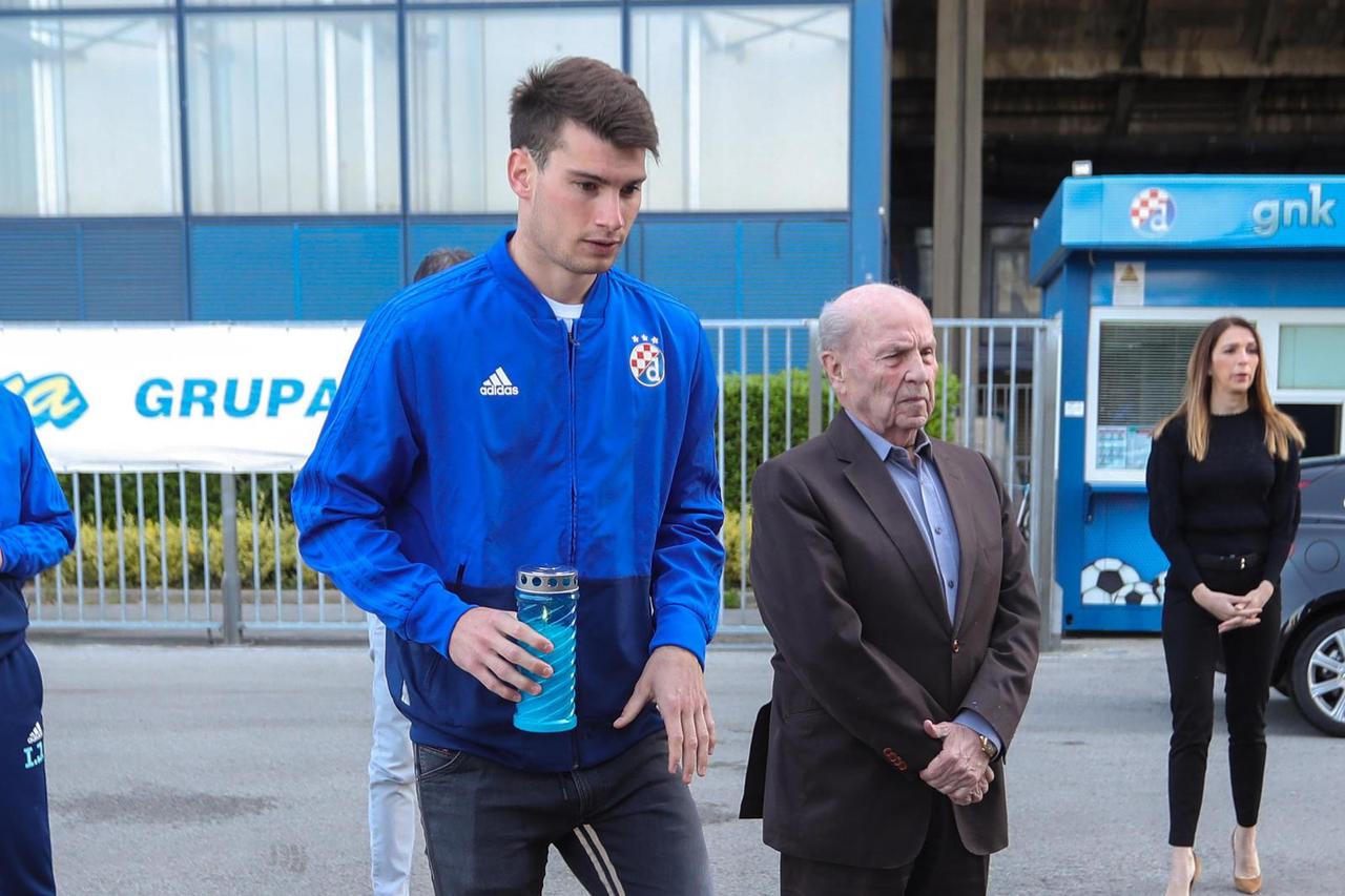 Nogometaši i uprava Dinama zapalili svijeće na spomeniku poginulim navijačima u Domovinskom ratu