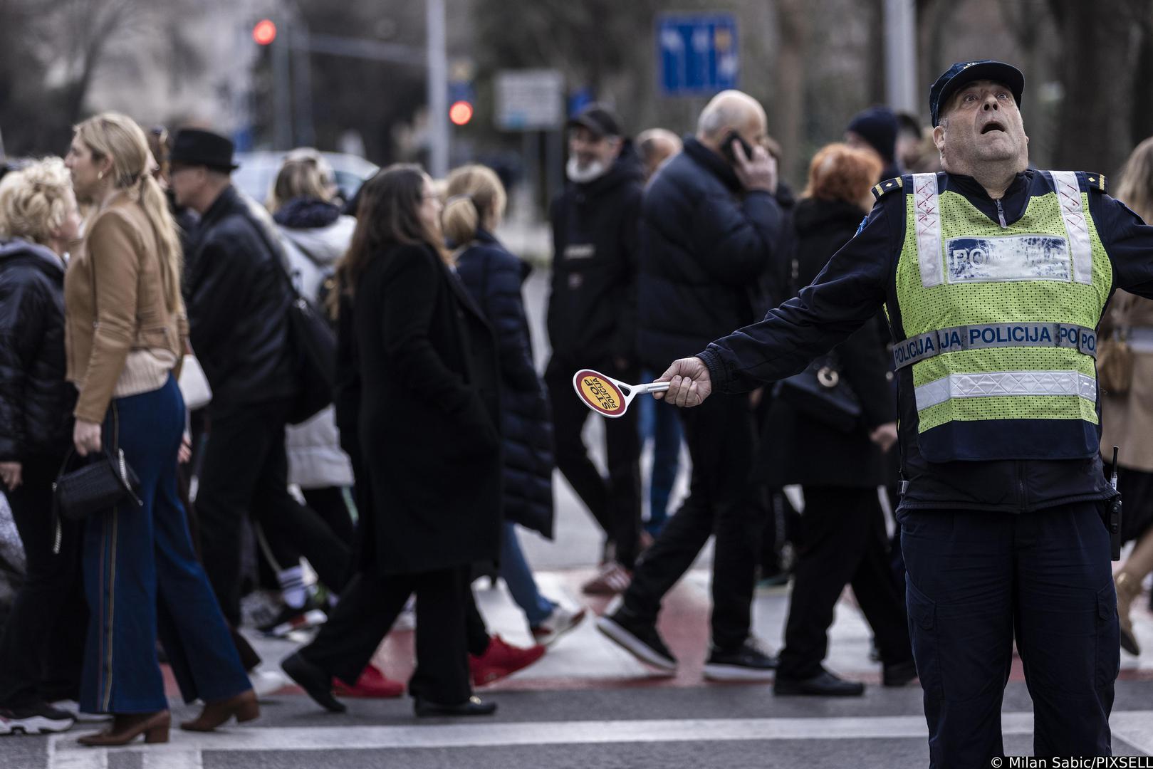 24.02.2023., Split - Stanovnici splitskog kvarta Spinut stalnim prelaskom pjesackog prelaza ispred nebodera zaustavili su promet i poslali poruku Upravi grada protiv izgradnje pretovarne stanice. Photo: Milan Sabic/PIXSELL