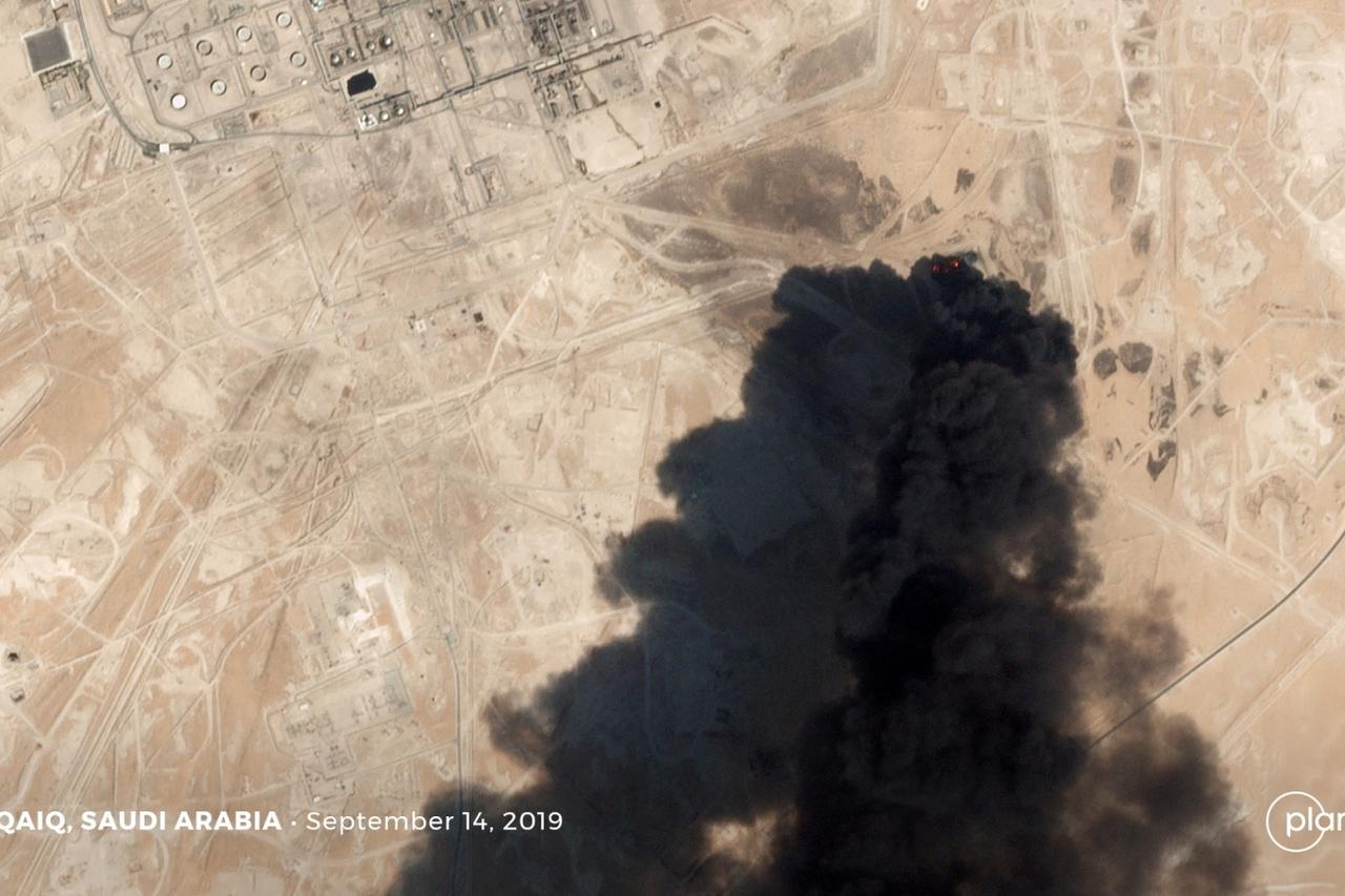 Satelitska snimka nakon napada dronovima na naftno postrojenje Aramco tvrtke