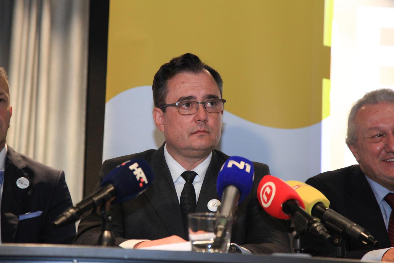 Zagreb: Damir Vanđelić s izabranim vodstvom predstavio je plan i program novoosnovane stranke "Republika"
