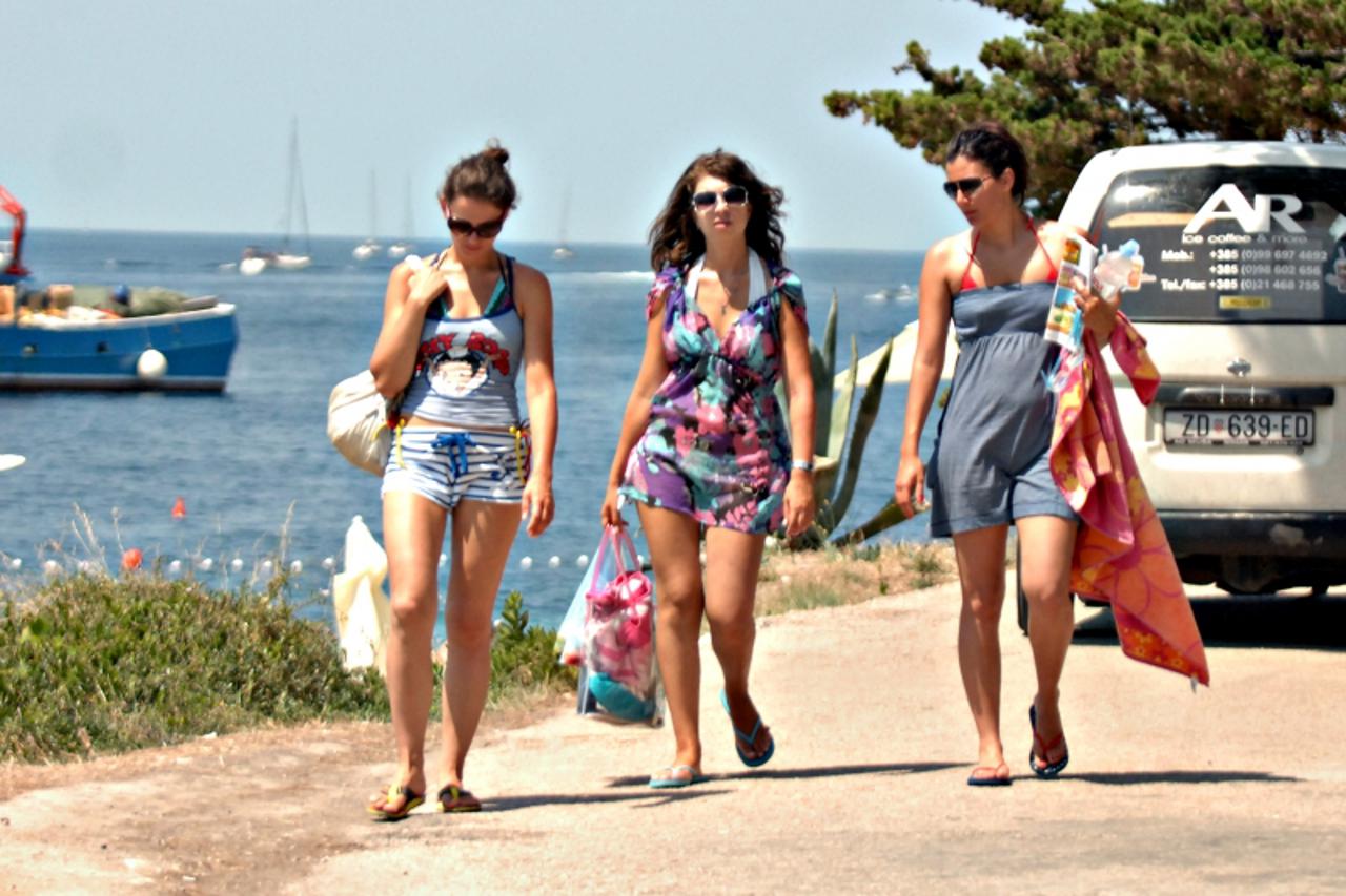 'unutrasnja-24.07.2009.,hvar,Hrvatska-hvar djevojke idu na more  Photo:Nino Strmotic/Vecernji list'