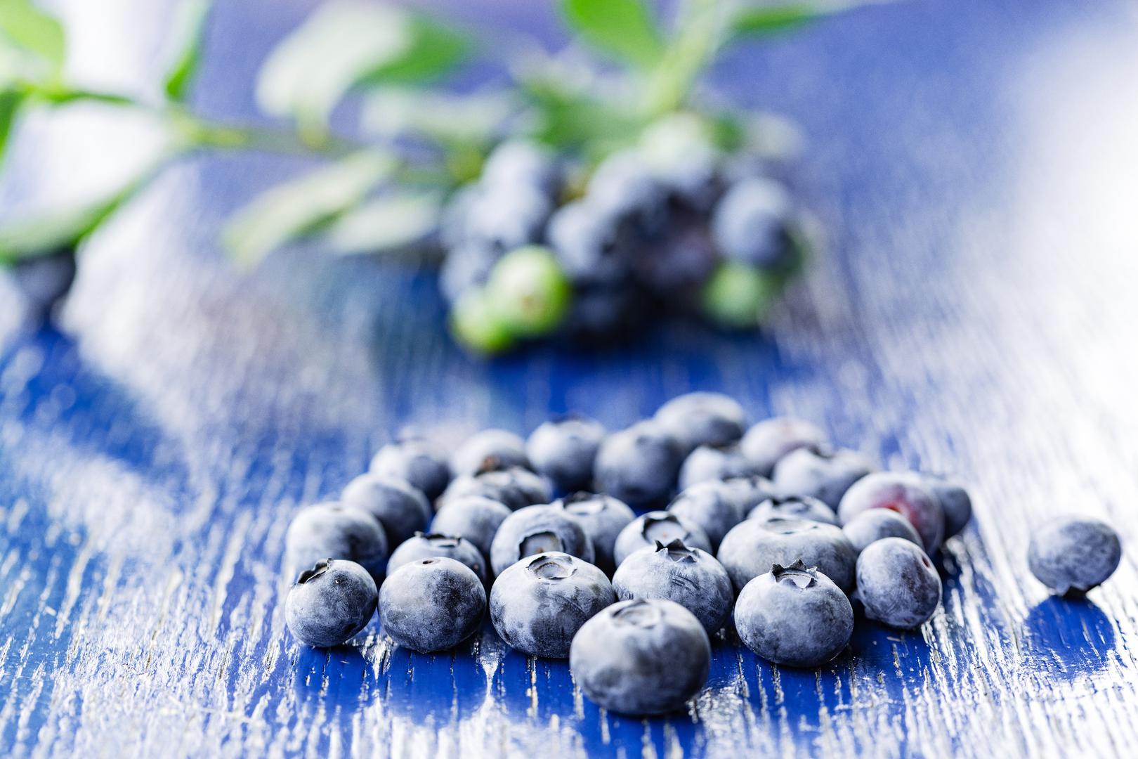 2. BOROVNICE - Njihova ljubičasta pigmentacija upućuje na visoki sadržaj antioksidansa - sadrže antocijanine za borbu protiv karcinoma i bioflavonoide protiv upale. Jedenje borovnica može pomoći koži u borbi protiv toksina.